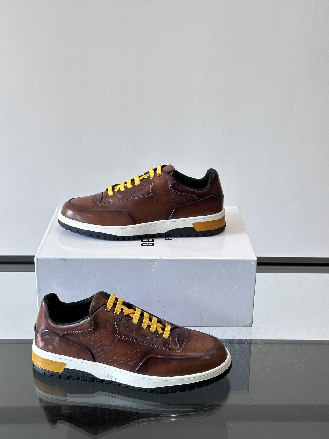 👞Berluti休闲运动鞋，选用优质小牛皮，质感细腻耐用。鞋带撞色设计，活力满满✨。橡胶鞋底抓地力强，穿