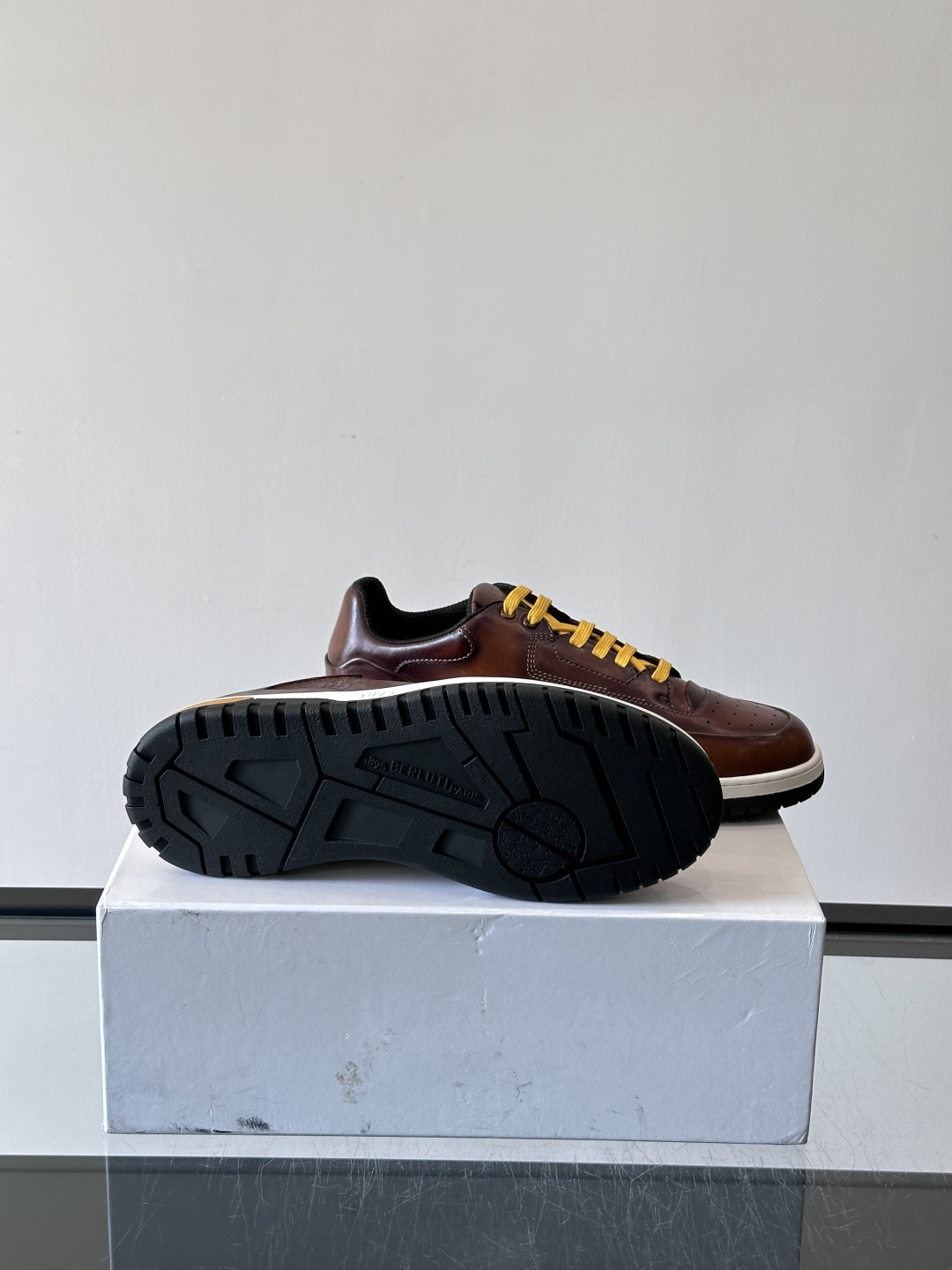 👞Berluti休闲运动鞋，选用优质小牛皮，质感细腻耐用。鞋带撞色设计，活力满满✨。橡胶鞋底抓地力强，穿
