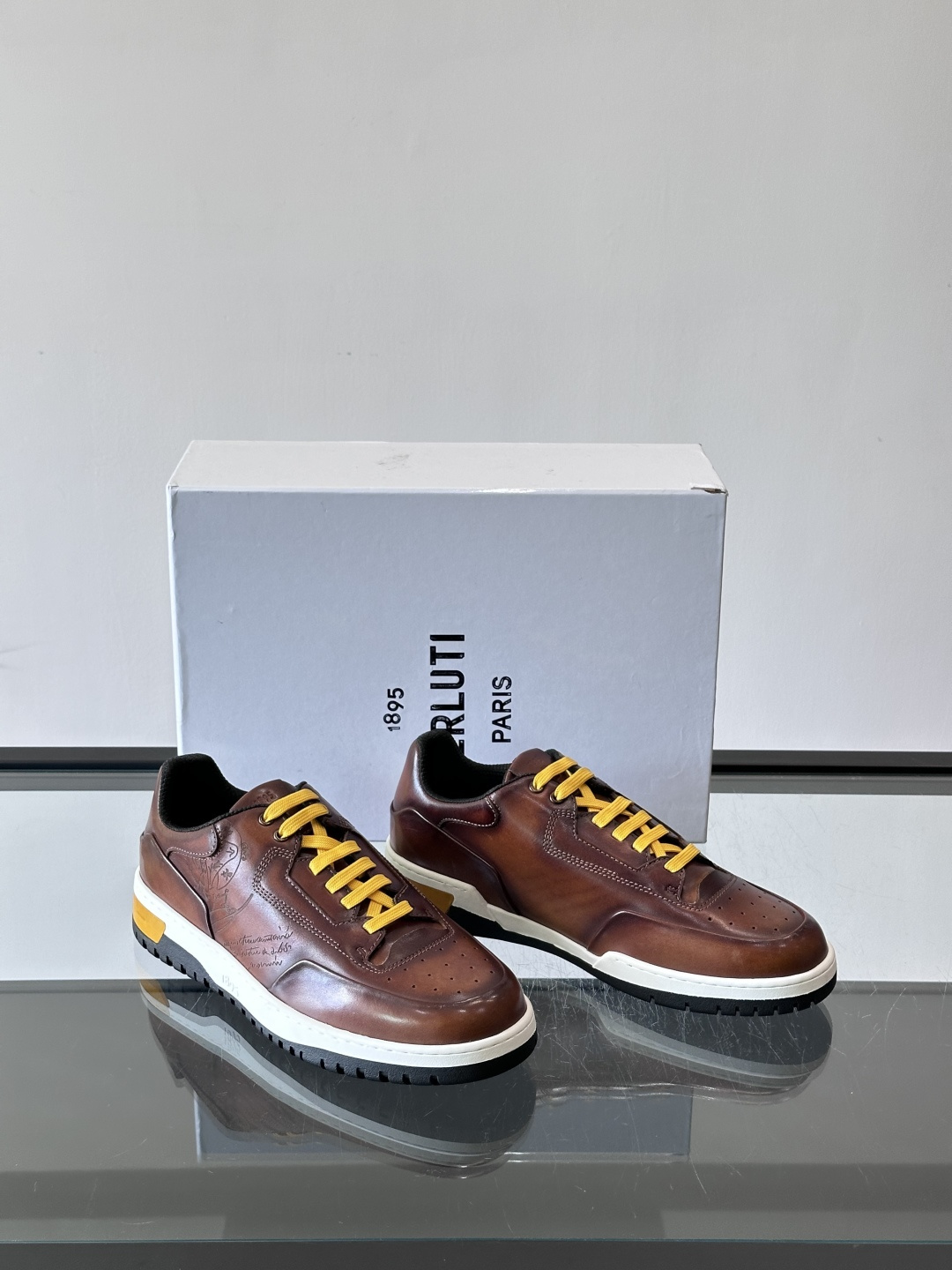 👞Berluti休闲运动鞋，选用优质小牛皮，质感细腻耐用。鞋带撞色设计，活力满满✨。橡胶鞋底抓地力强，穿
