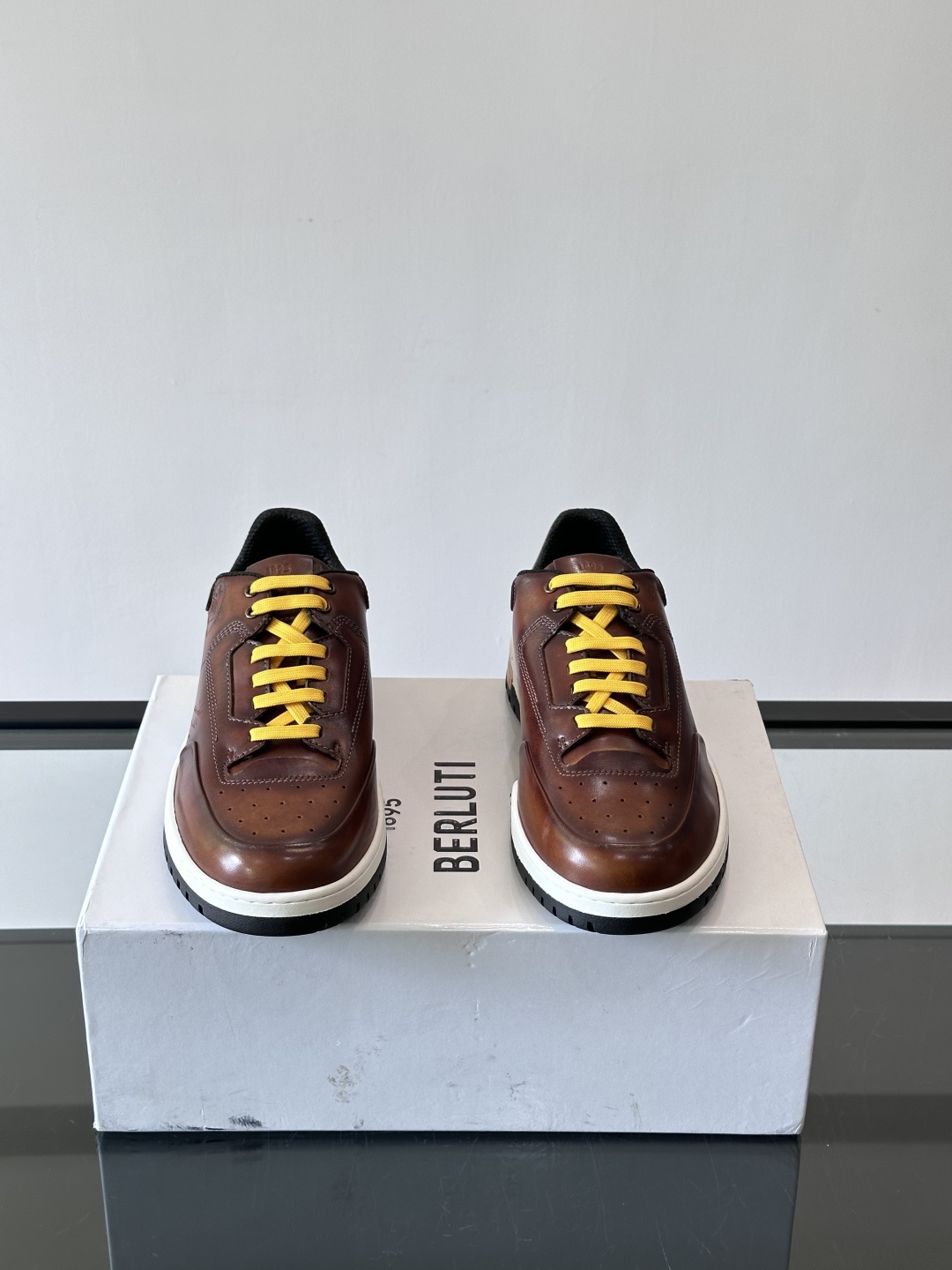 👞Berluti休闲运动鞋，选用优质小牛皮，质感细腻耐用。鞋带撞色设计，活力满满✨。橡胶鞋底抓地力强，穿