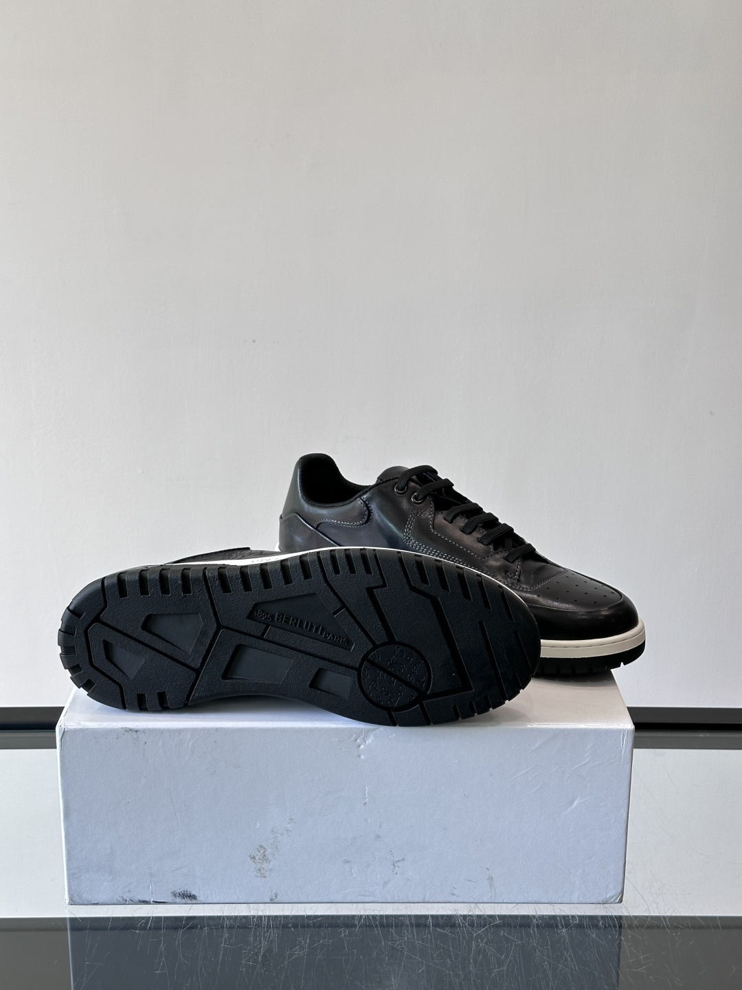 👞Berluti休闲运动鞋，选用优质小牛皮，质感细腻耐用。鞋带撞色设计，活力满满✨。橡胶鞋底抓地力强，穿