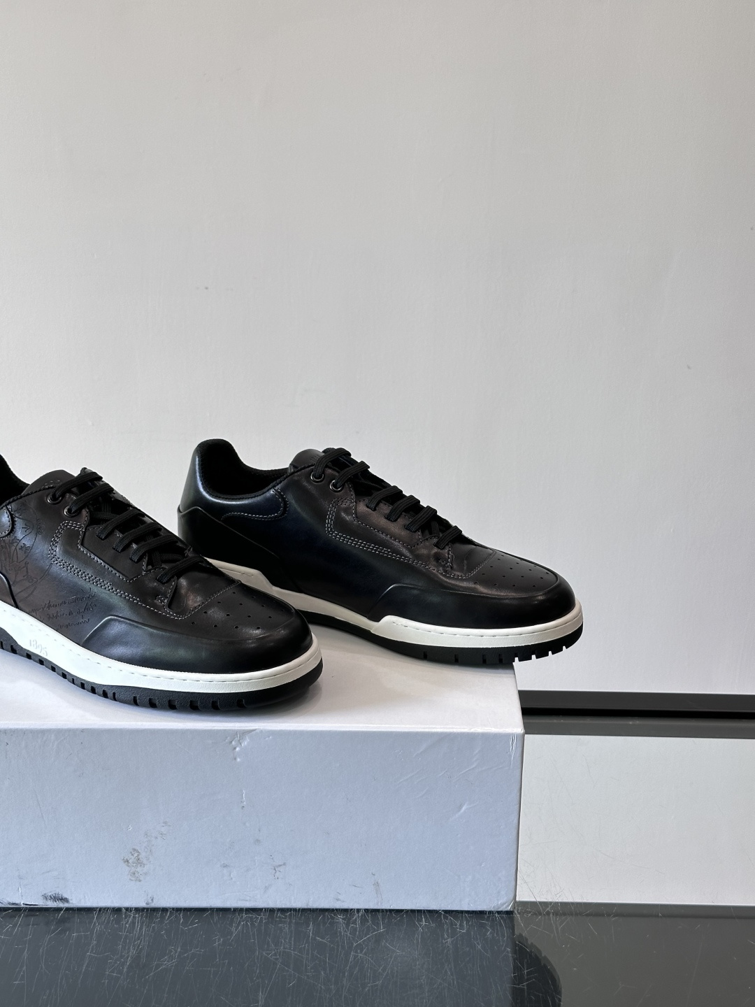 👞Berluti休闲运动鞋，选用优质小牛皮，质感细腻耐用。鞋带撞色设计，活力满满✨。橡胶鞋底抓地力强，穿