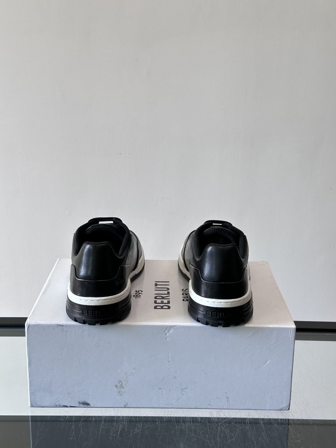 👞Berluti休闲运动鞋，选用优质小牛皮，质感细腻耐用。鞋带撞色设计，活力满满✨。橡胶鞋底抓地力强，穿