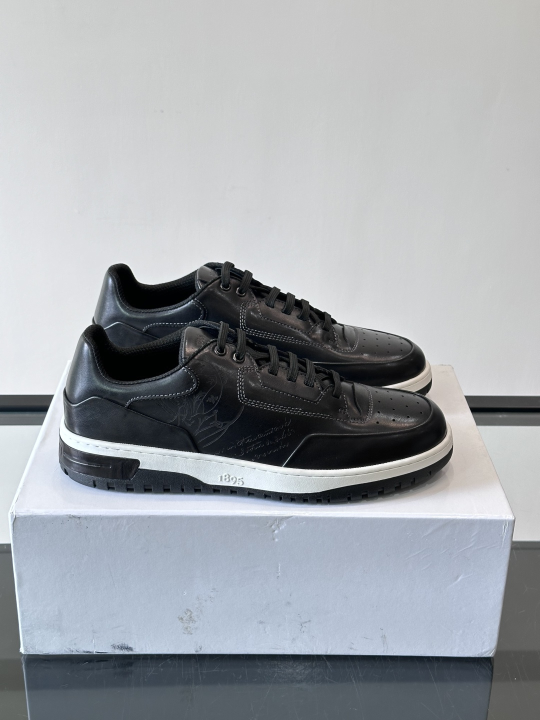👞Berluti休闲运动鞋，选用优质小牛皮，质感细腻耐用。鞋带撞色设计，活力满满✨。橡胶鞋底抓地力强，穿