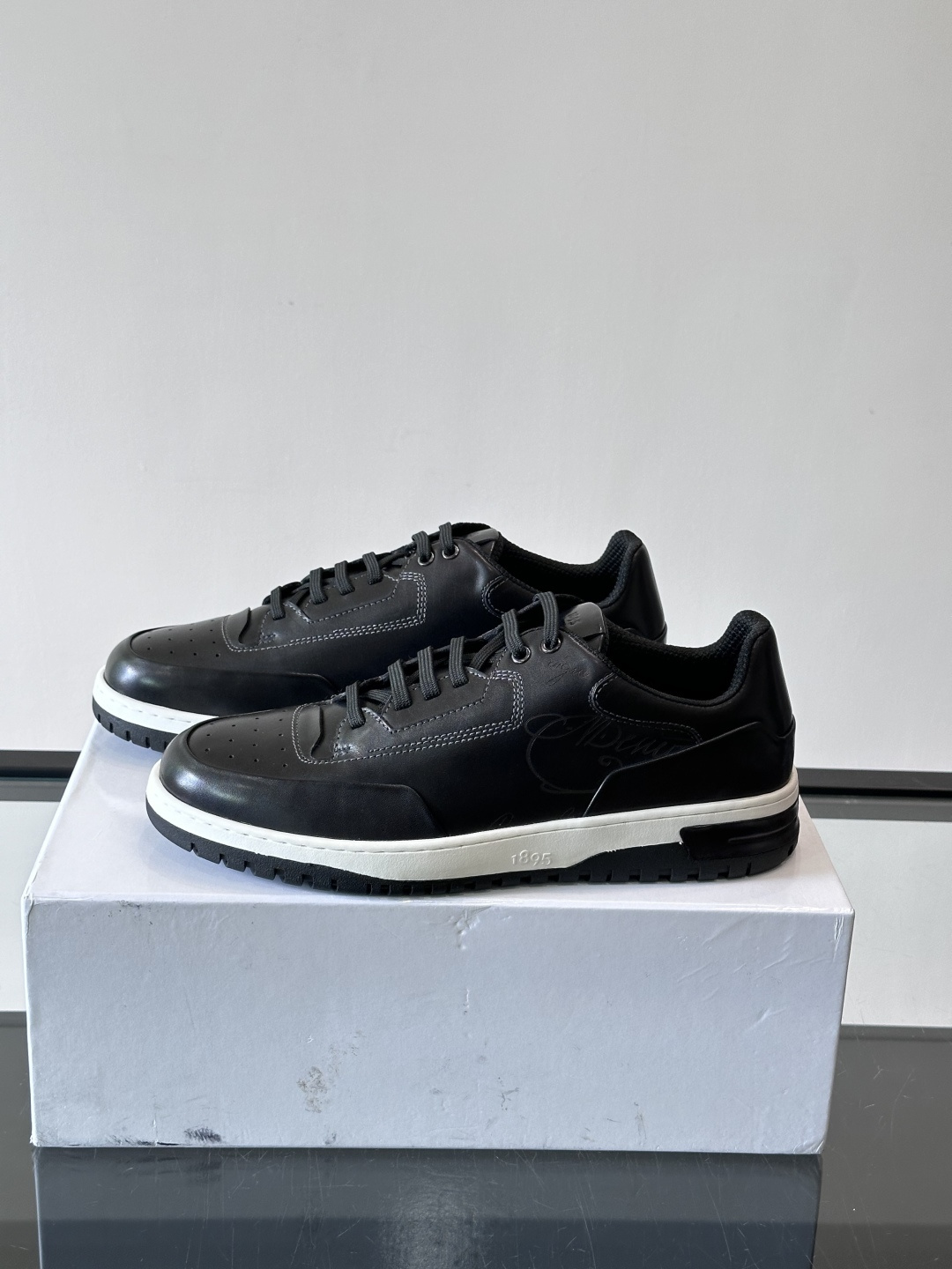 👞Berluti休闲运动鞋，选用优质小牛皮，质感细腻耐用。鞋带撞色设计，活力满满✨。橡胶鞋底抓地力强，穿