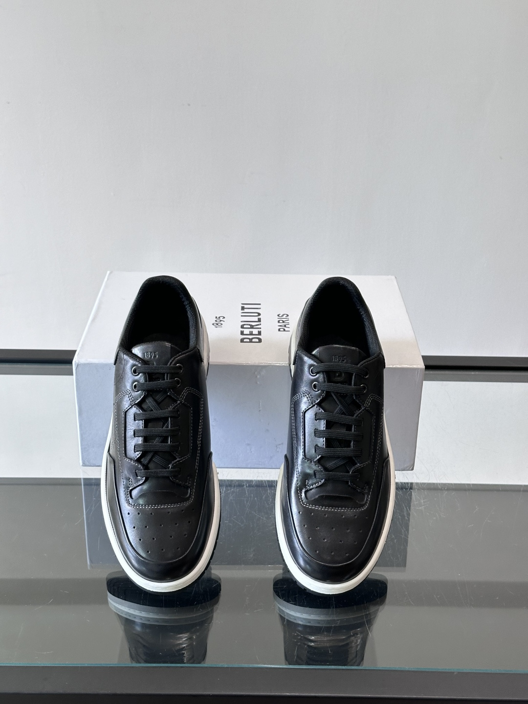 👞Berluti休闲运动鞋，选用优质小牛皮，质感细腻耐用。鞋带撞色设计，活力满满✨。橡胶鞋底抓地力强，穿