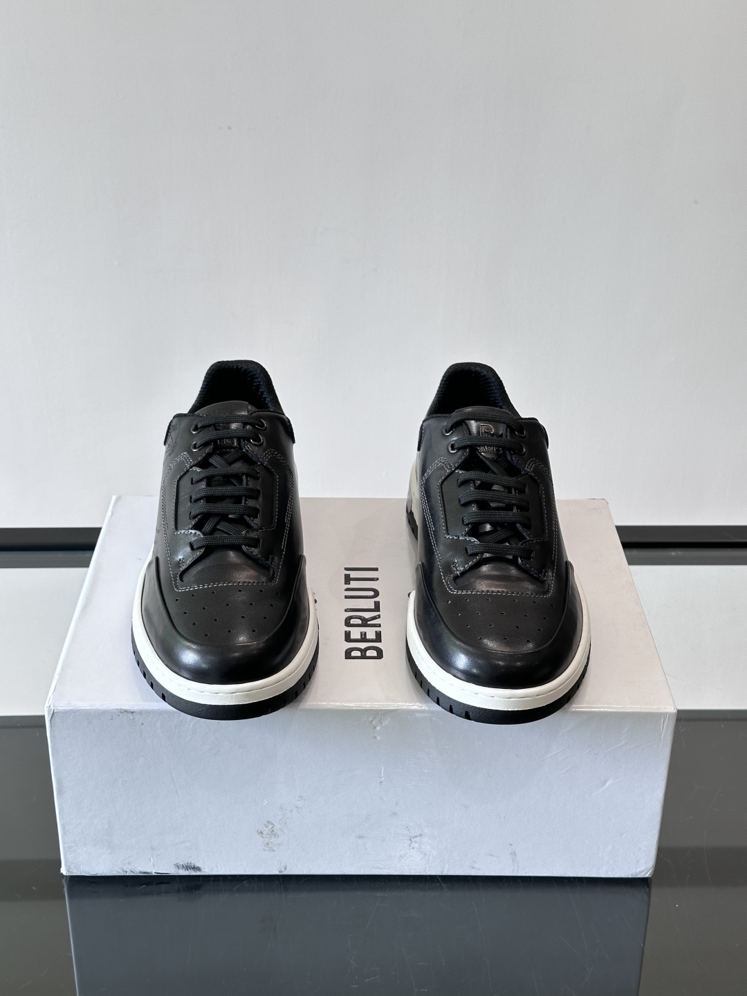 👞Berluti休闲运动鞋，选用优质小牛皮，质感细腻耐用。鞋带撞色设计，活力满满✨。橡胶鞋底抓地力强，穿