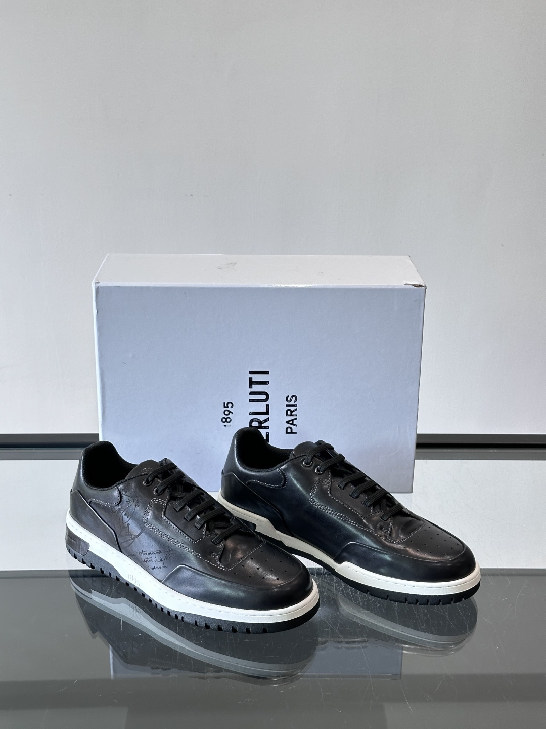 👞Berluti休闲运动鞋，选用优质小牛皮，质感细腻耐用。鞋带撞色设计，活力满满✨。橡胶鞋底抓地力强，穿