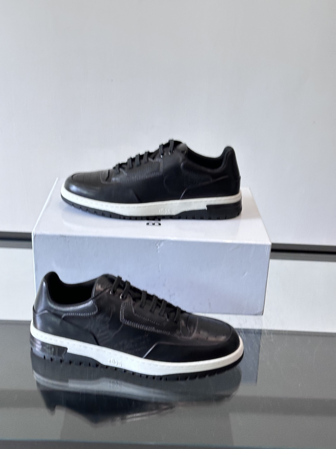 👞Berluti休闲运动鞋，选用优质小牛皮，质感细腻耐用。鞋带撞色设计，活力满满✨。橡胶鞋底抓地力强，穿
