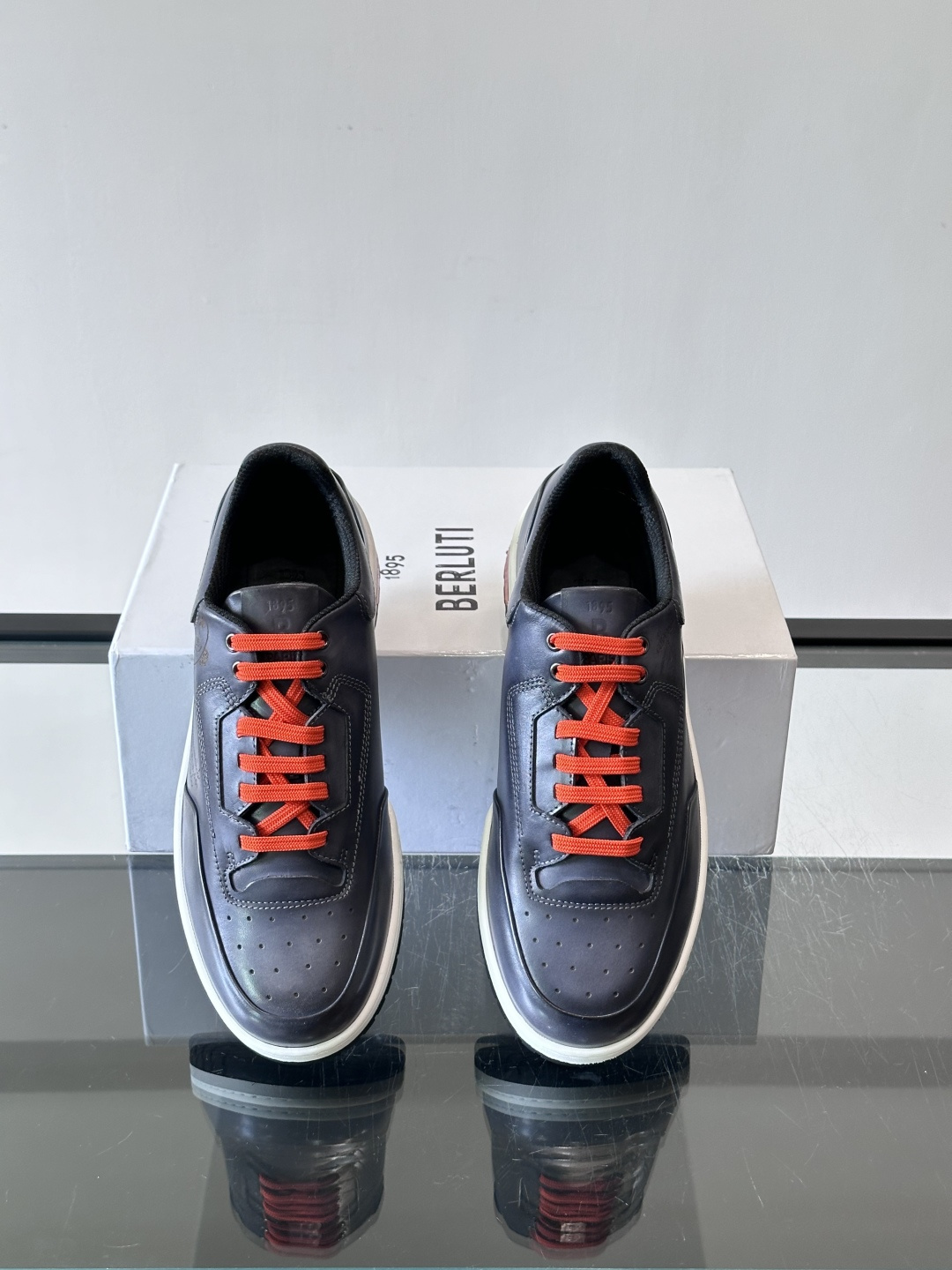 👞Berluti休闲运动鞋，选用优质小牛皮，质感细腻耐用。鞋带撞色设计，活力满满✨。橡胶鞋底抓地力强，穿