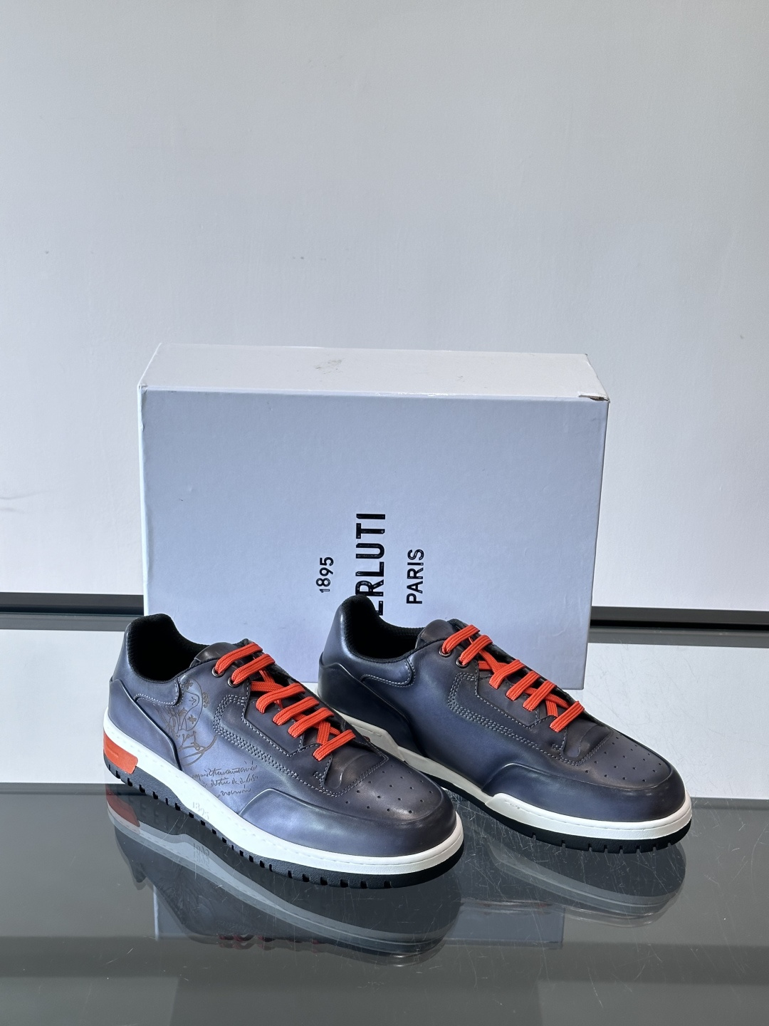 👞Berluti休闲运动鞋，选用优质小牛皮，质感细腻耐用。鞋带撞色设计，活力满满✨。橡胶鞋底抓地力强，穿