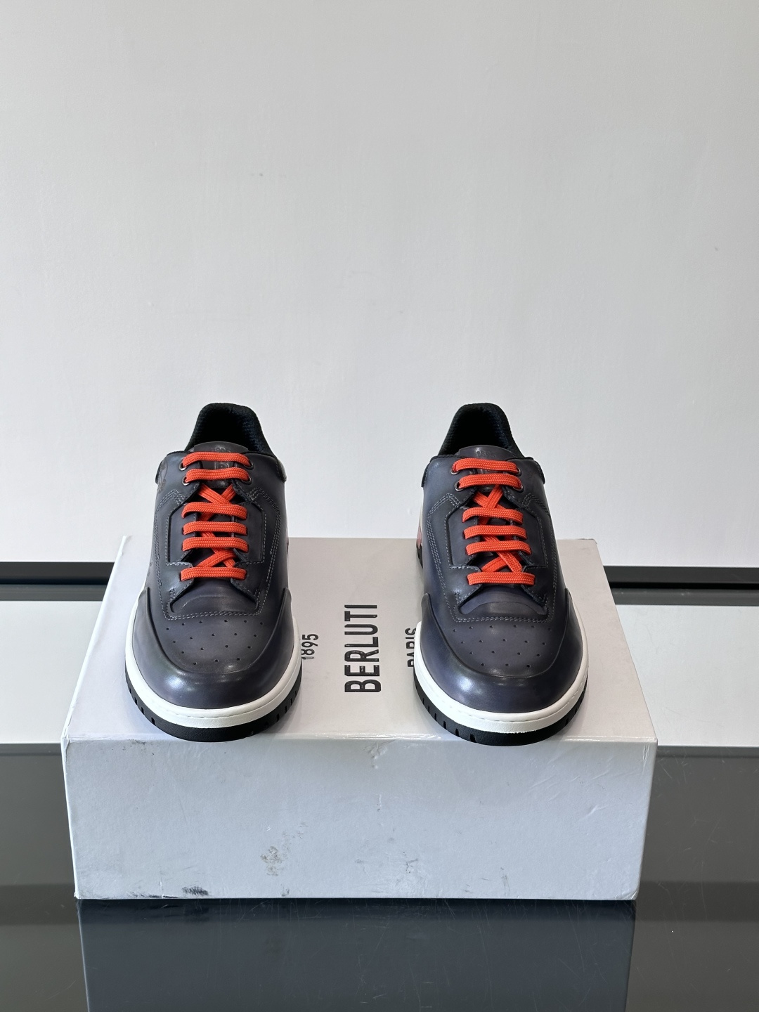 👞Berluti休闲运动鞋，选用优质小牛皮，质感细腻耐用。鞋带撞色设计，活力满满✨。橡胶鞋底抓地力强，穿