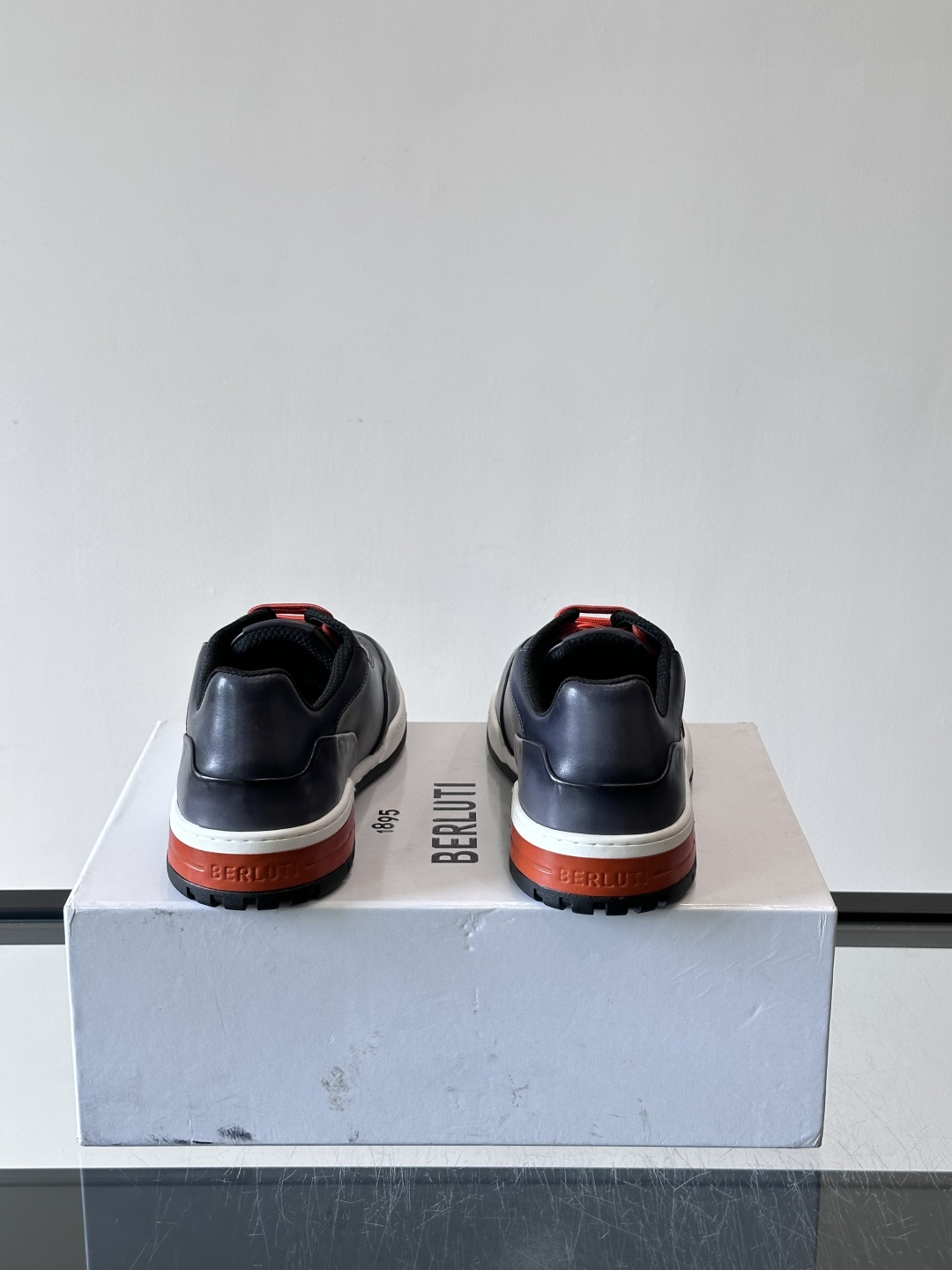 👞Berluti休闲运动鞋，选用优质小牛皮，质感细腻耐用。鞋带撞色设计，活力满满✨。橡胶鞋底抓地力强，穿