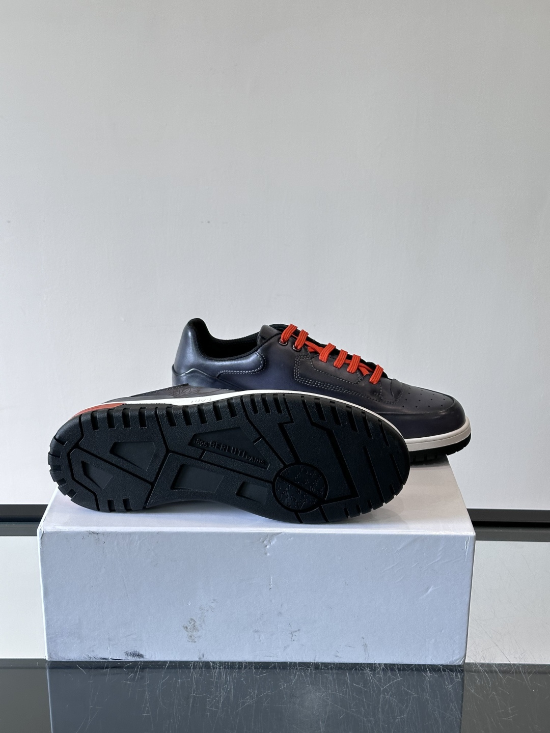 👞Berluti休闲运动鞋，选用优质小牛皮，质感细腻耐用。鞋带撞色设计，活力满满✨。橡胶鞋底抓地力强，穿