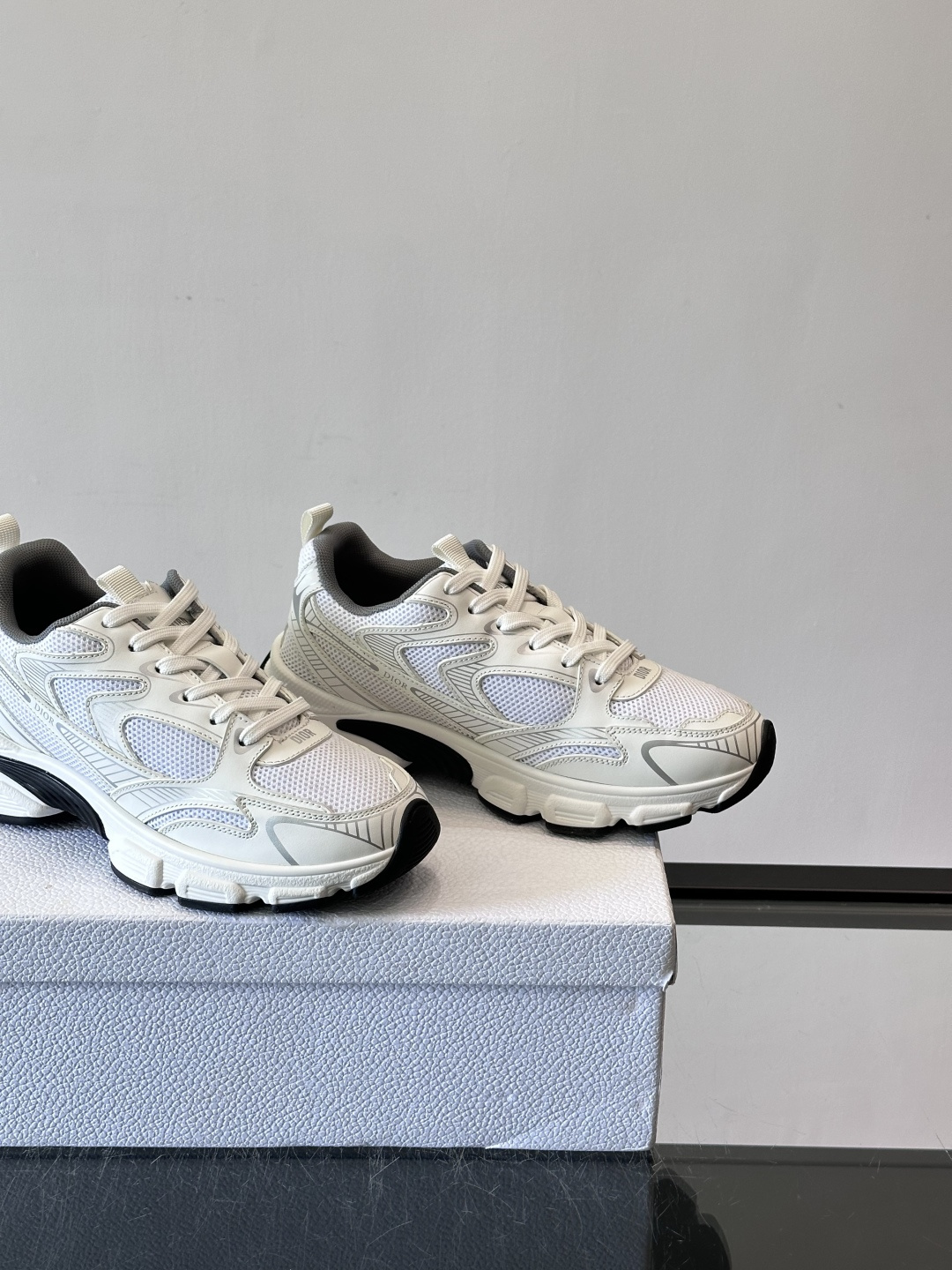 👟Dior休闲老爹鞋，经典厚底设计，网面➕牛皮拼接，透气又耐穿！鞋底多层结构，缓震效果棒，长时间走路也不
