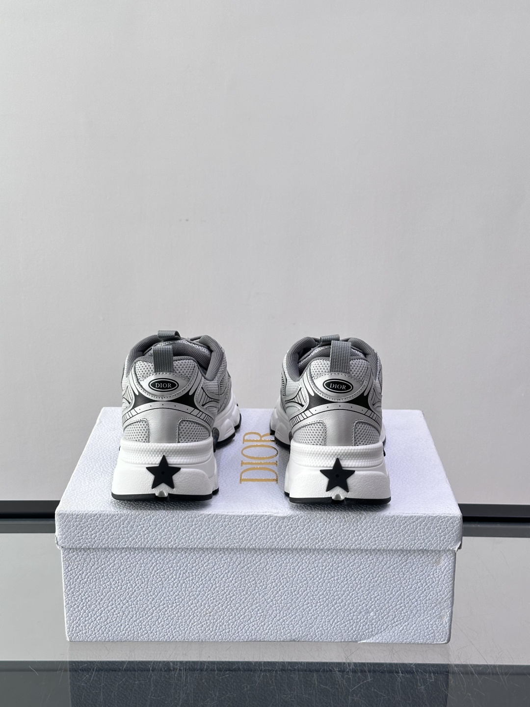 👟Dior休闲老爹鞋，经典厚底设计，网面➕牛皮拼接，透气又耐穿！鞋底多层结构，缓震效果棒，长时间走路也不