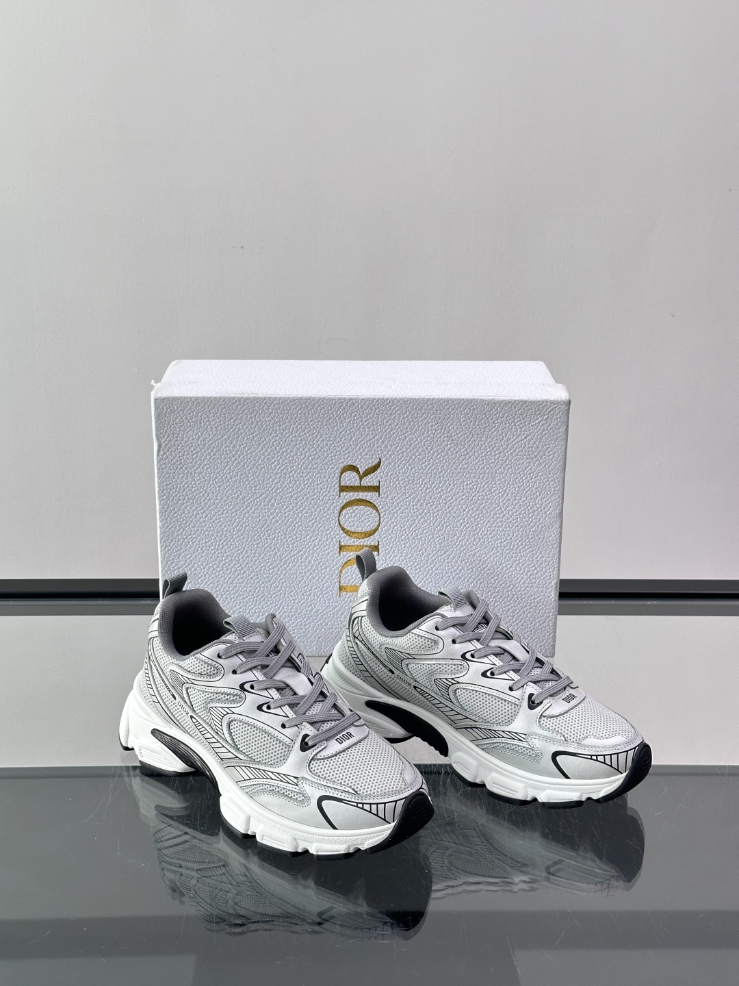 👟Dior休闲老爹鞋，经典厚底设计，网面➕牛皮拼接，透气又耐穿！鞋底多层结构，缓震效果棒，长时间走路也不