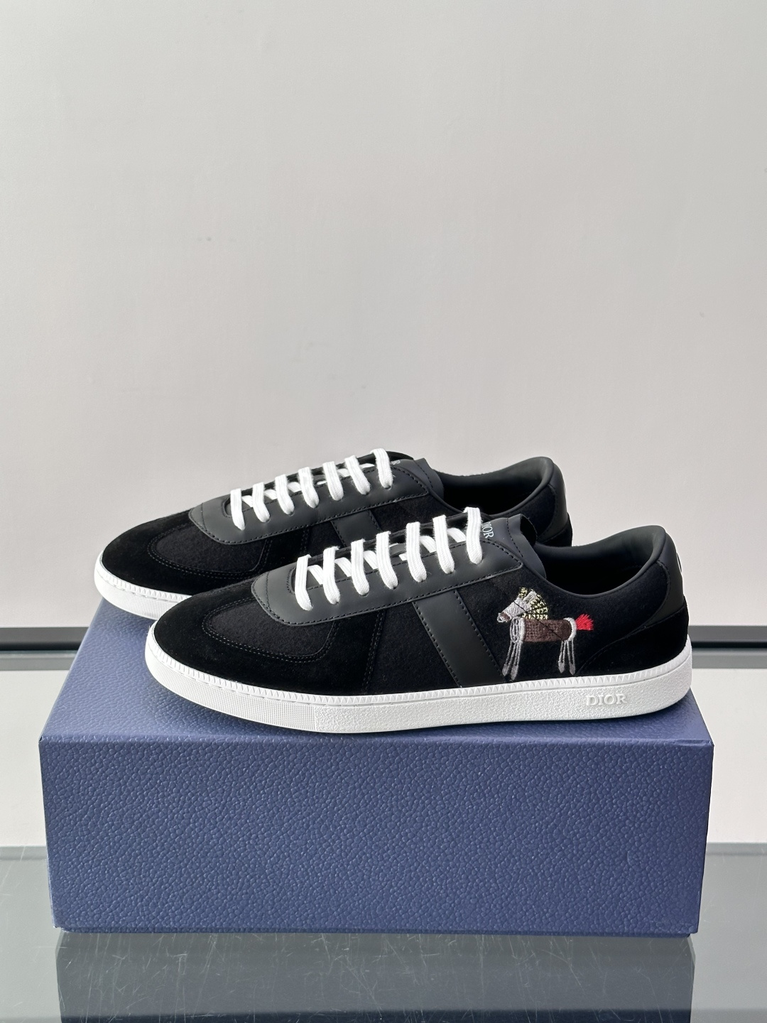 👟Dior Oblique系列运动鞋，麂皮+牛皮拼接，质感细腻又耐用。鞋侧有标志性Oblique刺绣，搭