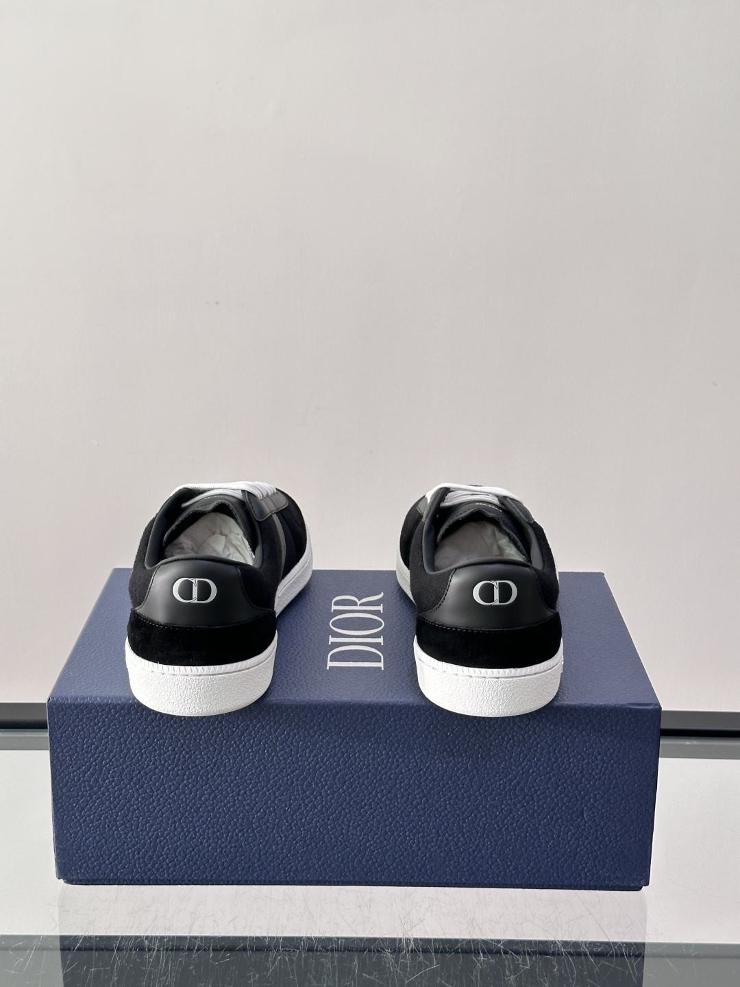 👟Dior Oblique系列运动鞋，麂皮+牛皮拼接，质感细腻又耐用。鞋侧有标志性Oblique刺绣，搭