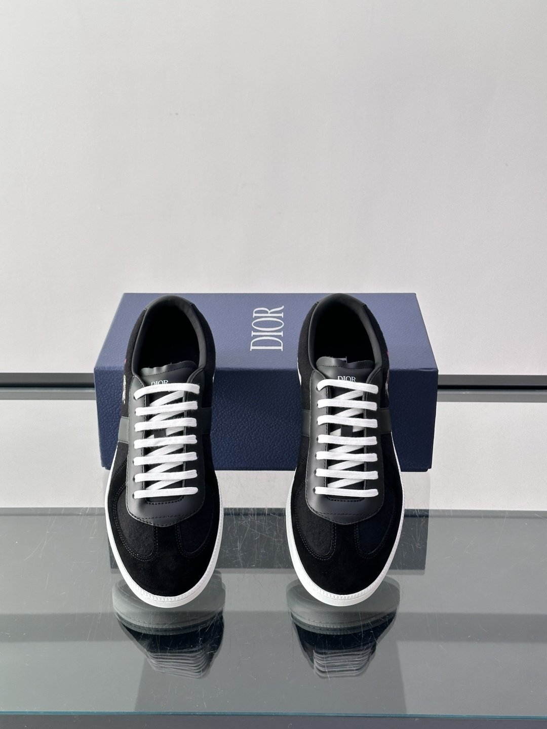 👟Dior Oblique系列运动鞋，麂皮+牛皮拼接，质感细腻又耐用。鞋侧有标志性Oblique刺绣，搭