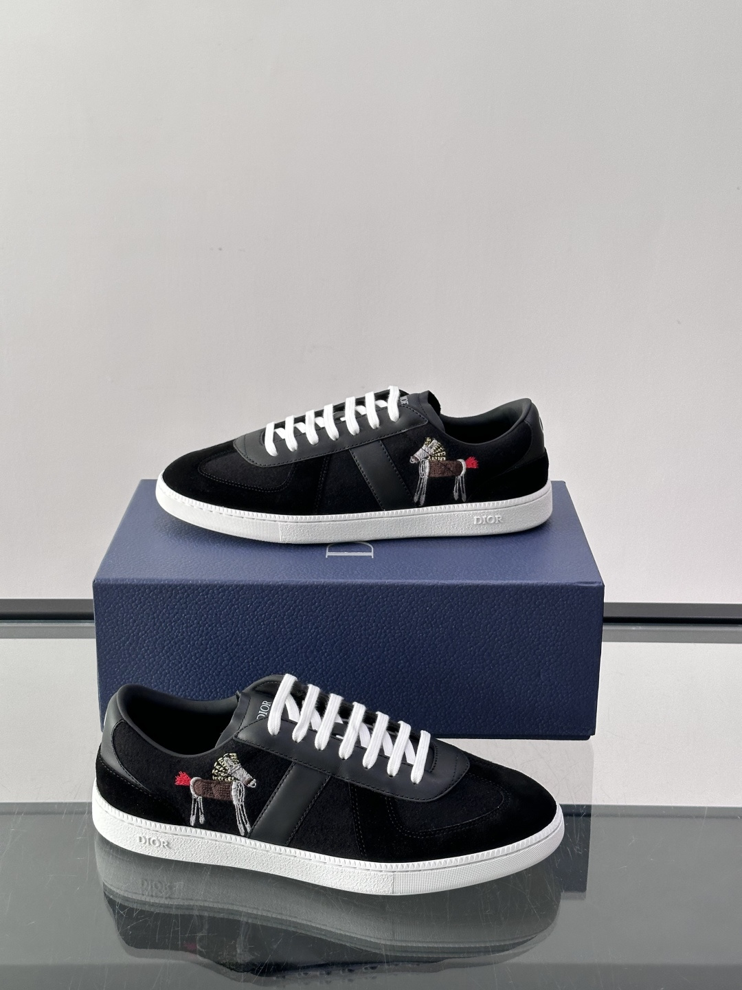 👟Dior Oblique系列运动鞋，麂皮+牛皮拼接，质感细腻又耐用。鞋侧有标志性Oblique刺绣，搭