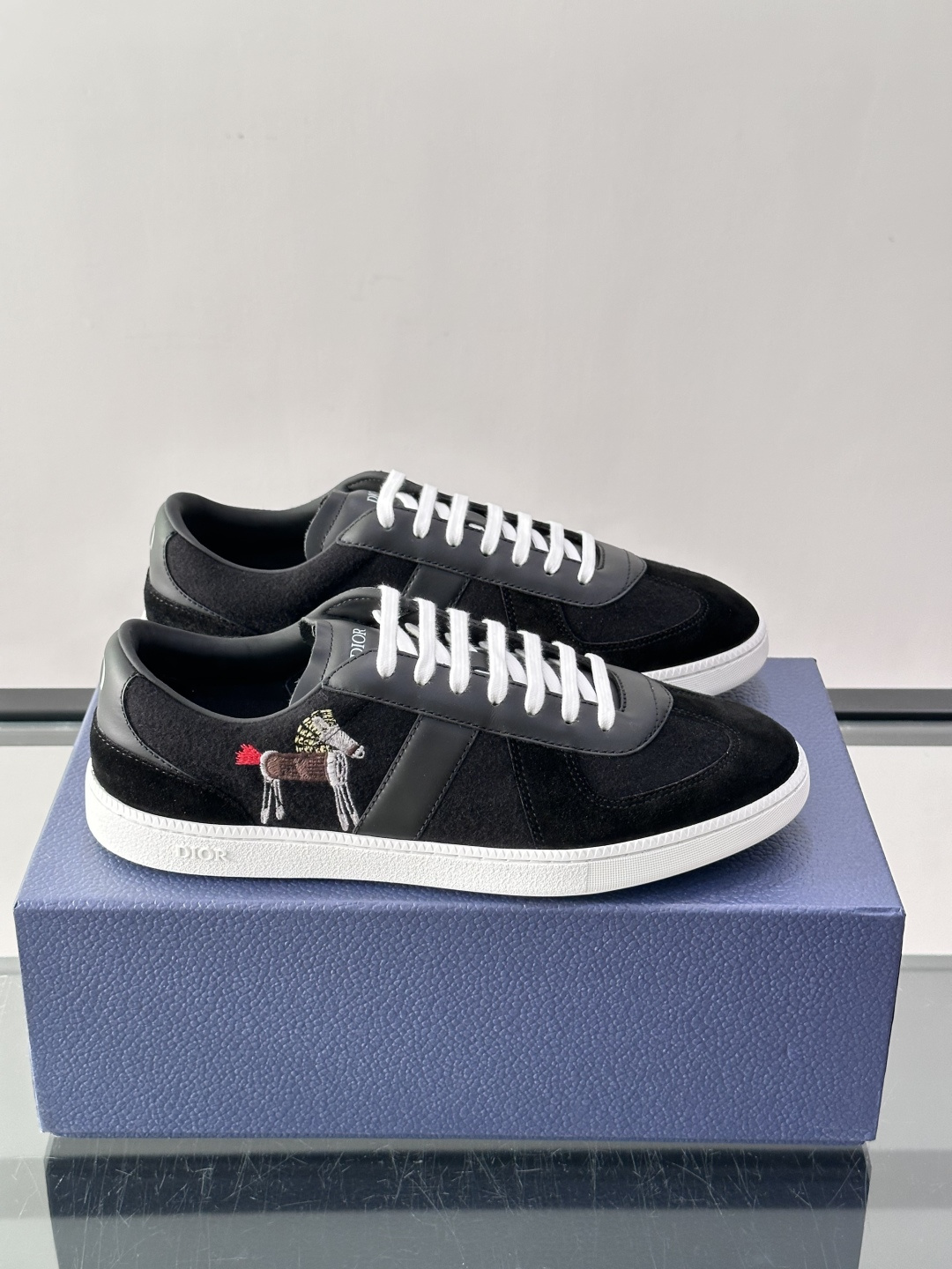 👟Dior Oblique系列运动鞋，麂皮+牛皮拼接，质感细腻又耐用。鞋侧有标志性Oblique刺绣，搭