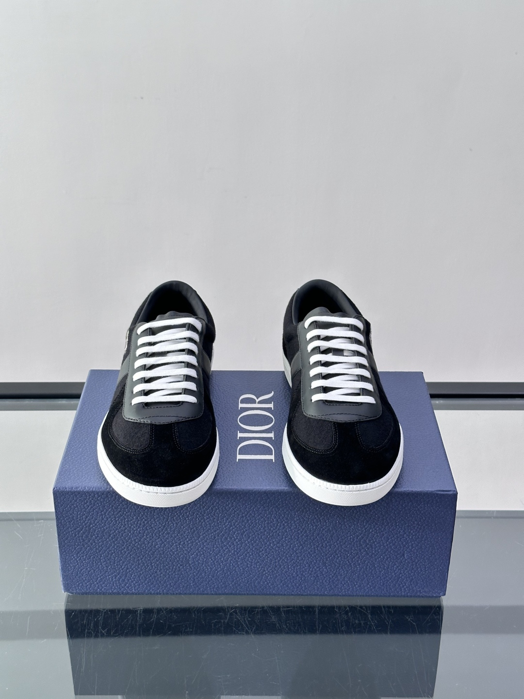 👟Dior Oblique系列运动鞋，麂皮+牛皮拼接，质感细腻又耐用。鞋侧有标志性Oblique刺绣，搭