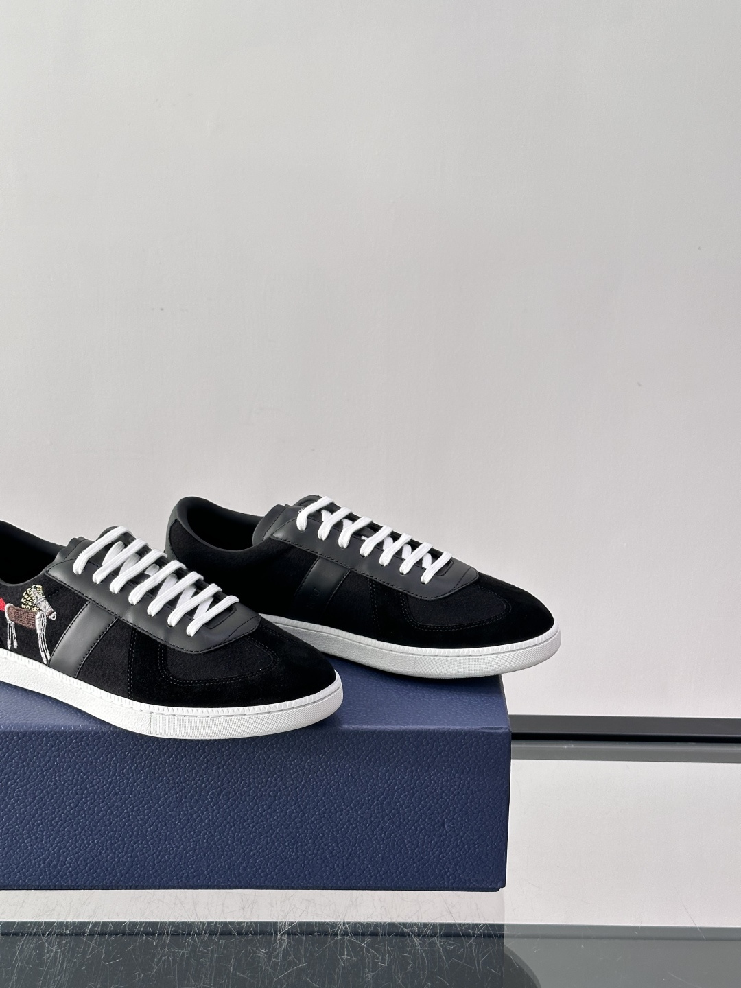 👟Dior Oblique系列运动鞋，麂皮+牛皮拼接，质感细腻又耐用。鞋侧有标志性Oblique刺绣，搭