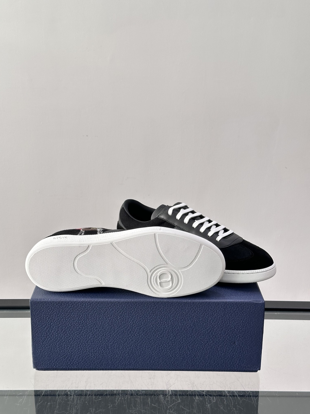 👟Dior Oblique系列运动鞋，麂皮+牛皮拼接，质感细腻又耐用。鞋侧有标志性Oblique刺绣，搭