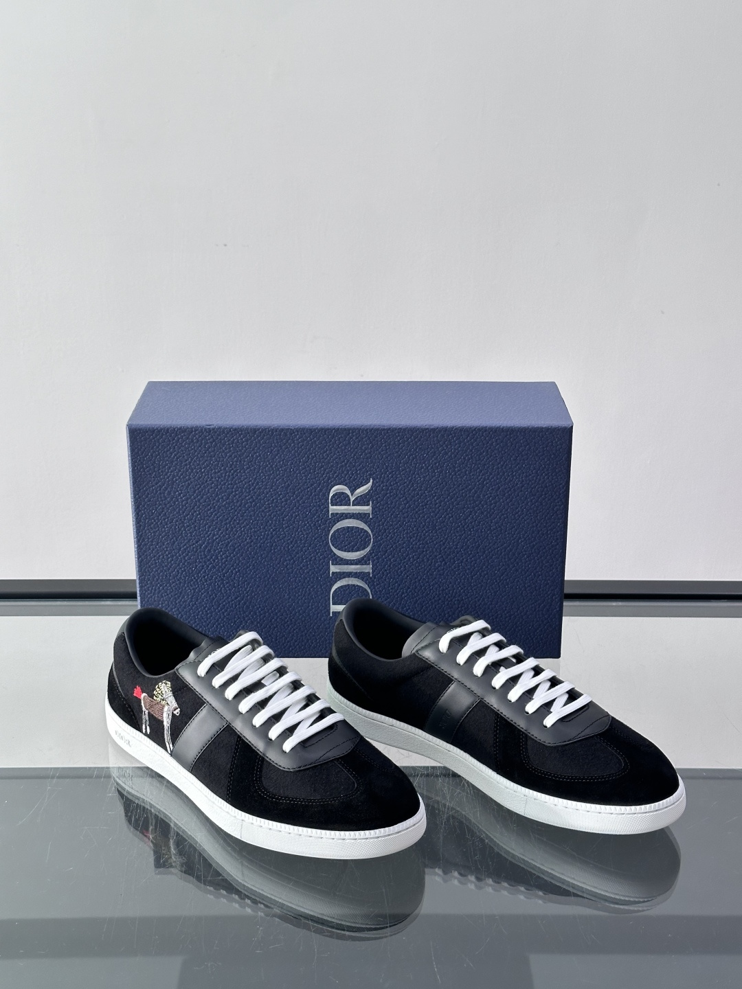👟Dior Oblique系列运动鞋，麂皮+牛皮拼接，质感细腻又耐用。鞋侧有标志性Oblique刺绣，搭