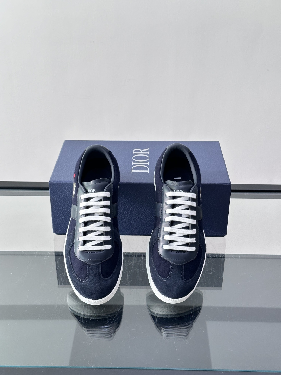 👟Dior Oblique系列运动鞋，麂皮+牛皮拼接，质感细腻又耐用。鞋侧有标志性Oblique刺绣，搭