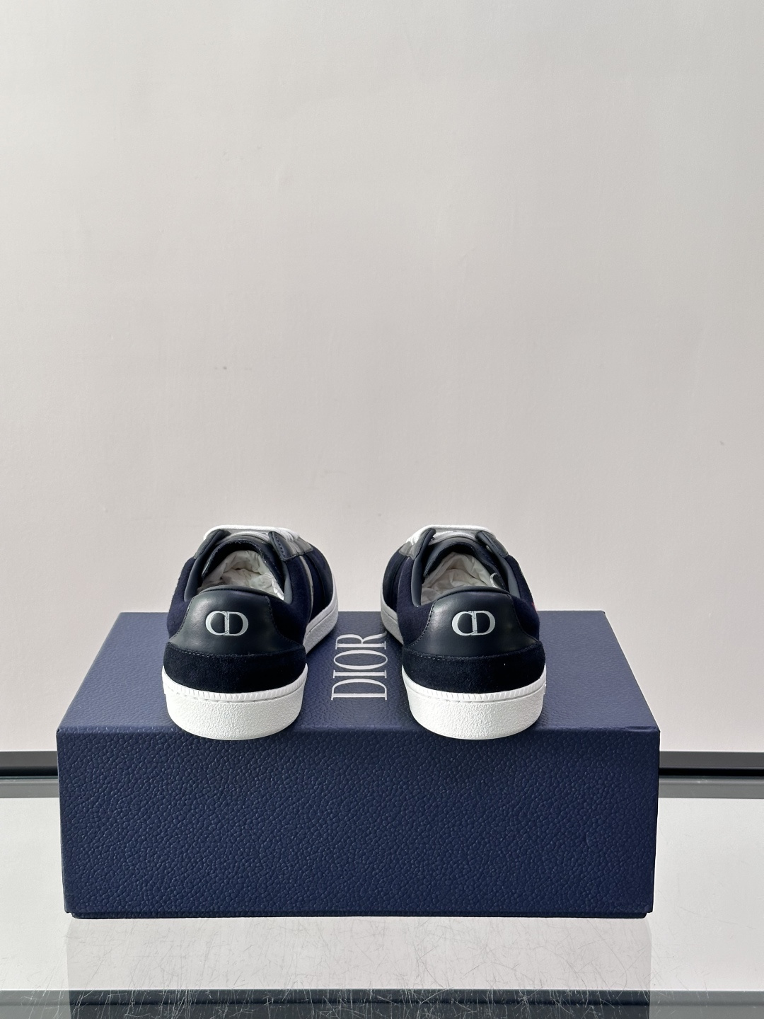 👟Dior Oblique系列运动鞋，麂皮+牛皮拼接，质感细腻又耐用。鞋侧有标志性Oblique刺绣，搭