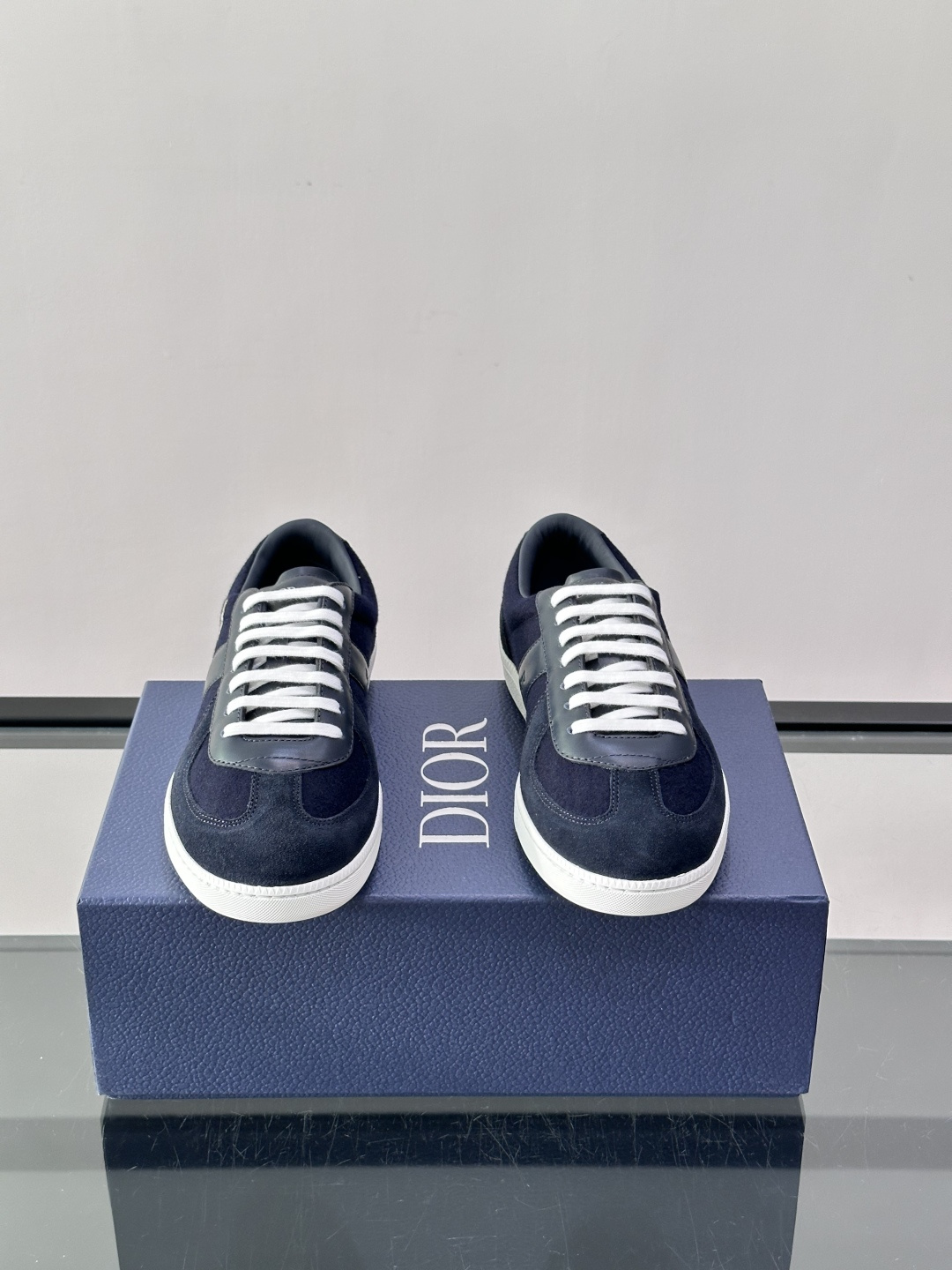 👟Dior Oblique系列运动鞋，麂皮+牛皮拼接，质感细腻又耐用。鞋侧有标志性Oblique刺绣，搭