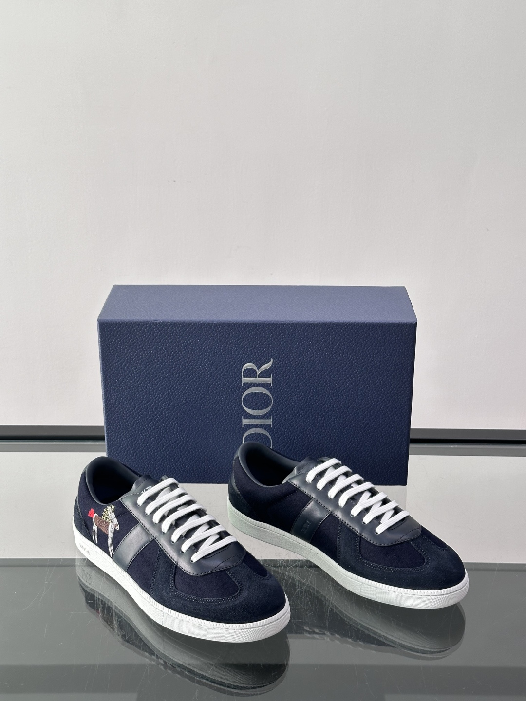 👟Dior Oblique系列运动鞋，麂皮+牛皮拼接，质感细腻又耐用。鞋侧有标志性Oblique刺绣，搭