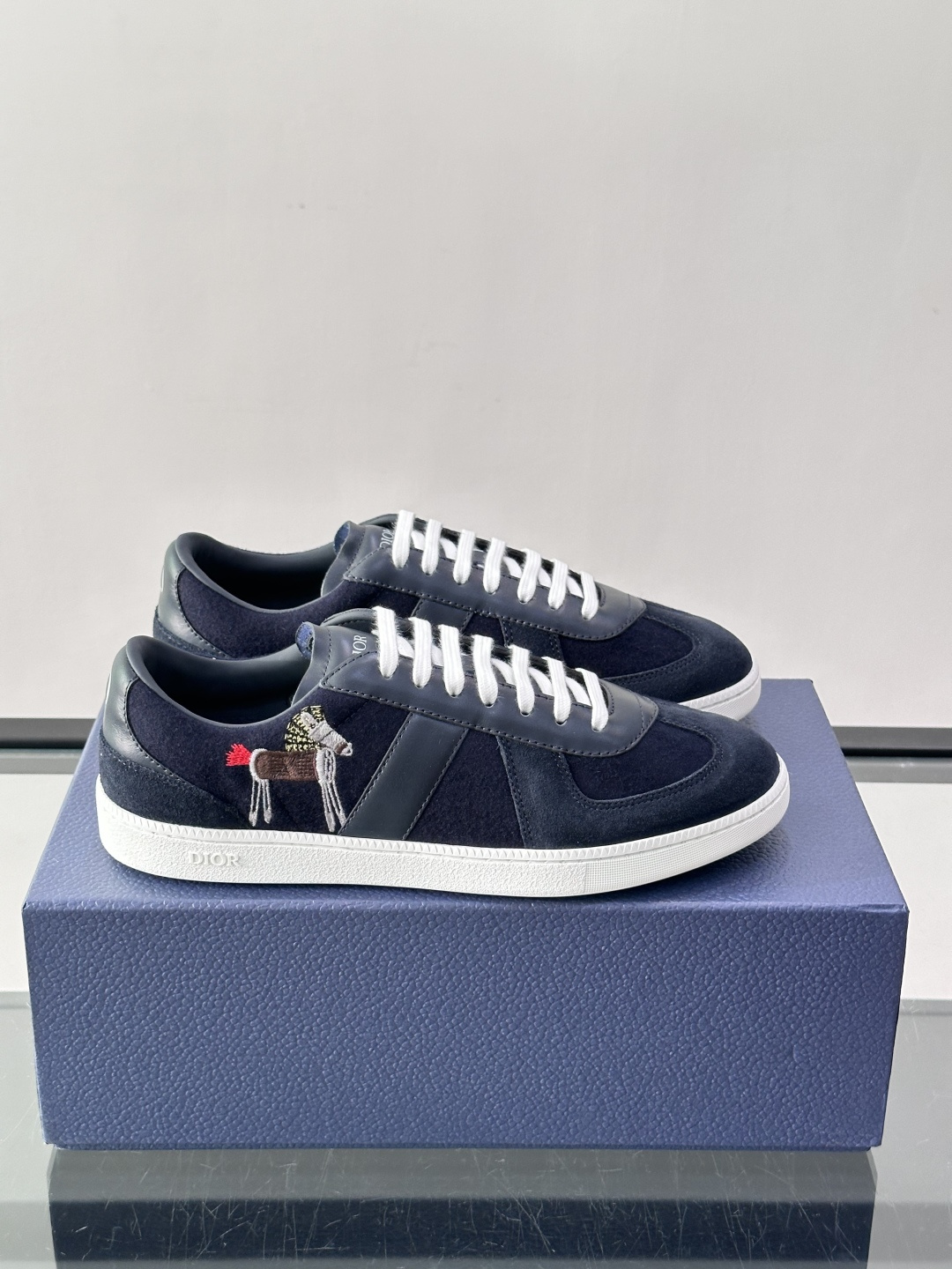👟Dior Oblique系列运动鞋，麂皮+牛皮拼接，质感细腻又耐用。鞋侧有标志性Oblique刺绣，搭