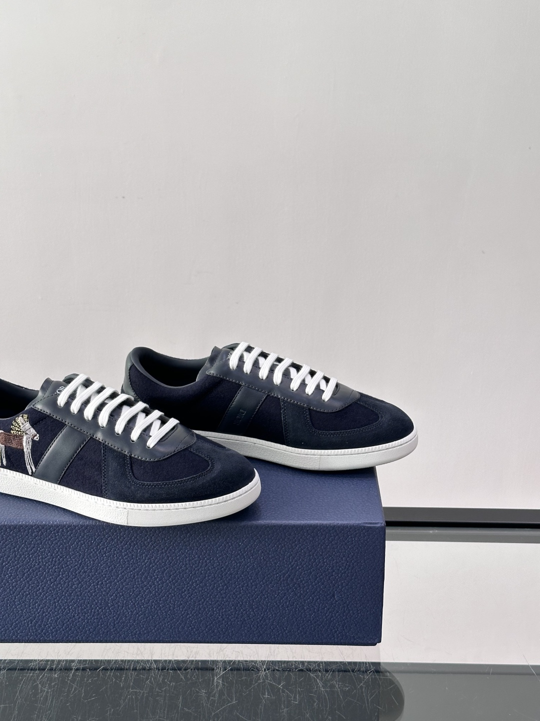👟Dior Oblique系列运动鞋，麂皮+牛皮拼接，质感细腻又耐用。鞋侧有标志性Oblique刺绣，搭
