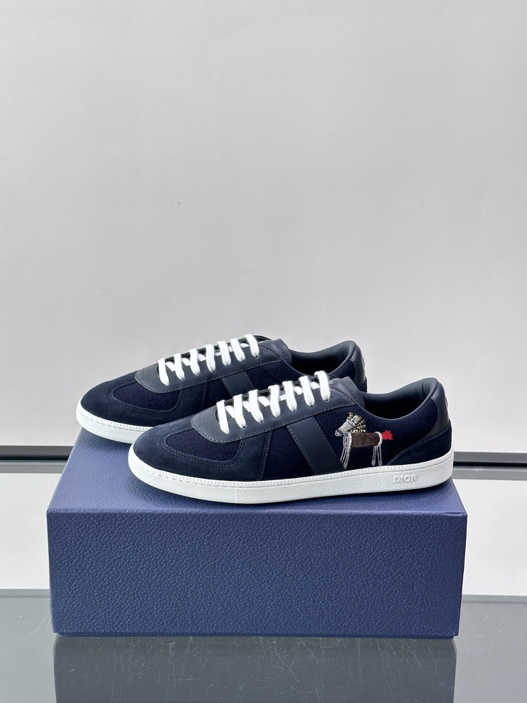 👟Dior Oblique系列运动鞋，麂皮+牛皮拼接，质感细腻又耐用。鞋侧有标志性Oblique刺绣，搭