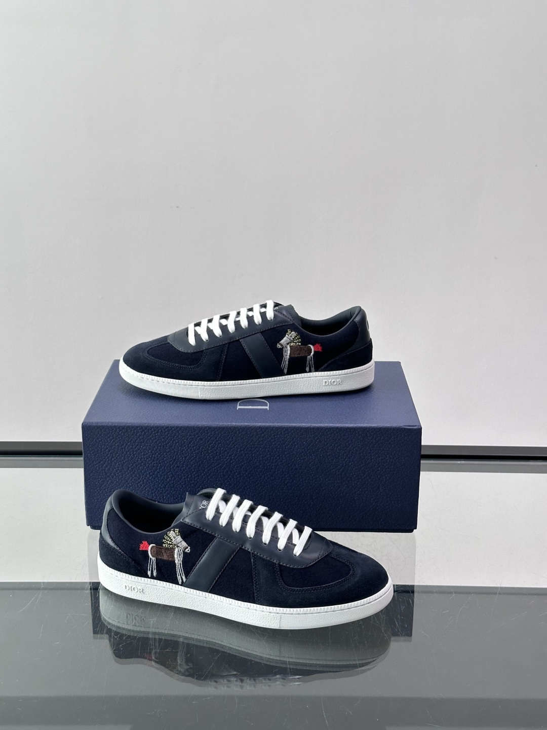 👟Dior Oblique系列运动鞋，麂皮+牛皮拼接，质感细腻又耐用。鞋侧有标志性Oblique刺绣，搭