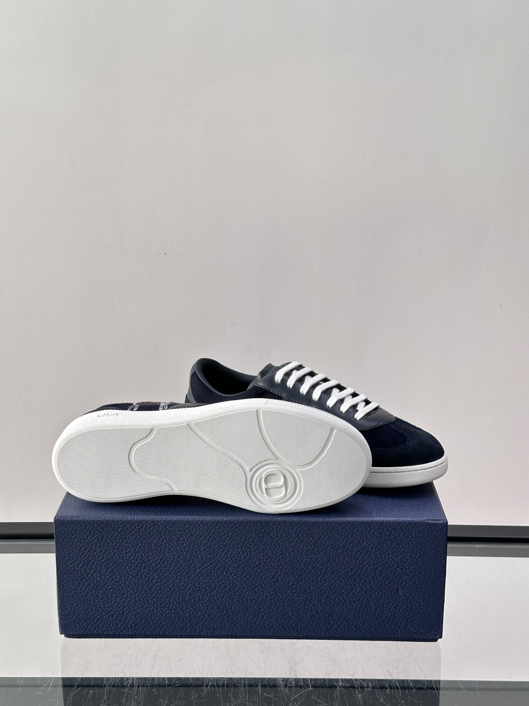 👟Dior Oblique系列运动鞋，麂皮+牛皮拼接，质感细腻又耐用。鞋侧有标志性Oblique刺绣，搭