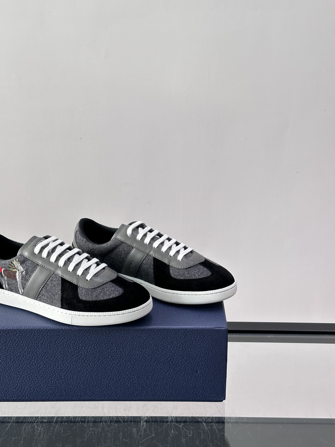 👟Dior Oblique系列运动鞋，麂皮+牛皮拼接，质感细腻又耐用。鞋侧有标志性Oblique刺绣，搭