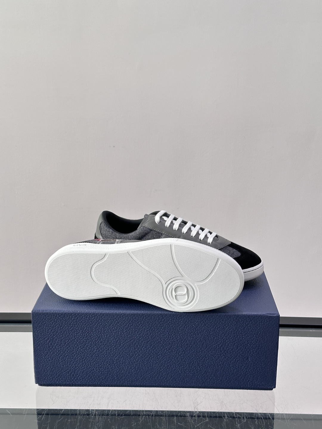 👟Dior Oblique系列运动鞋，麂皮+牛皮拼接，质感细腻又耐用。鞋侧有标志性Oblique刺绣，搭