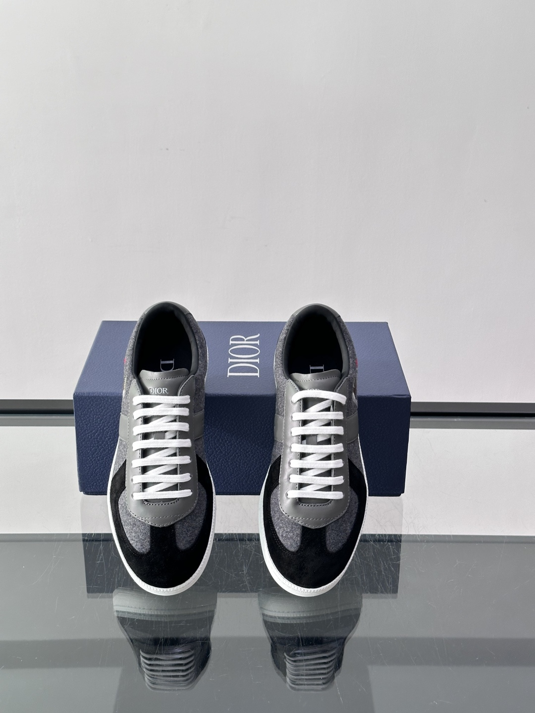👟Dior Oblique系列运动鞋，麂皮+牛皮拼接，质感细腻又耐用。鞋侧有标志性Oblique刺绣，搭