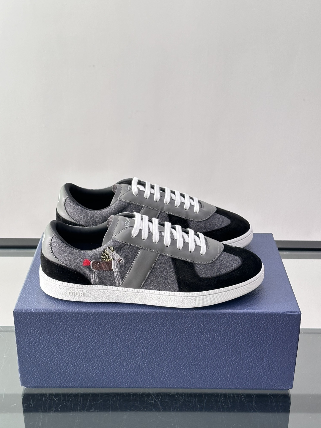 👟Dior Oblique系列运动鞋，麂皮+牛皮拼接，质感细腻又耐用。鞋侧有标志性Oblique刺绣，搭