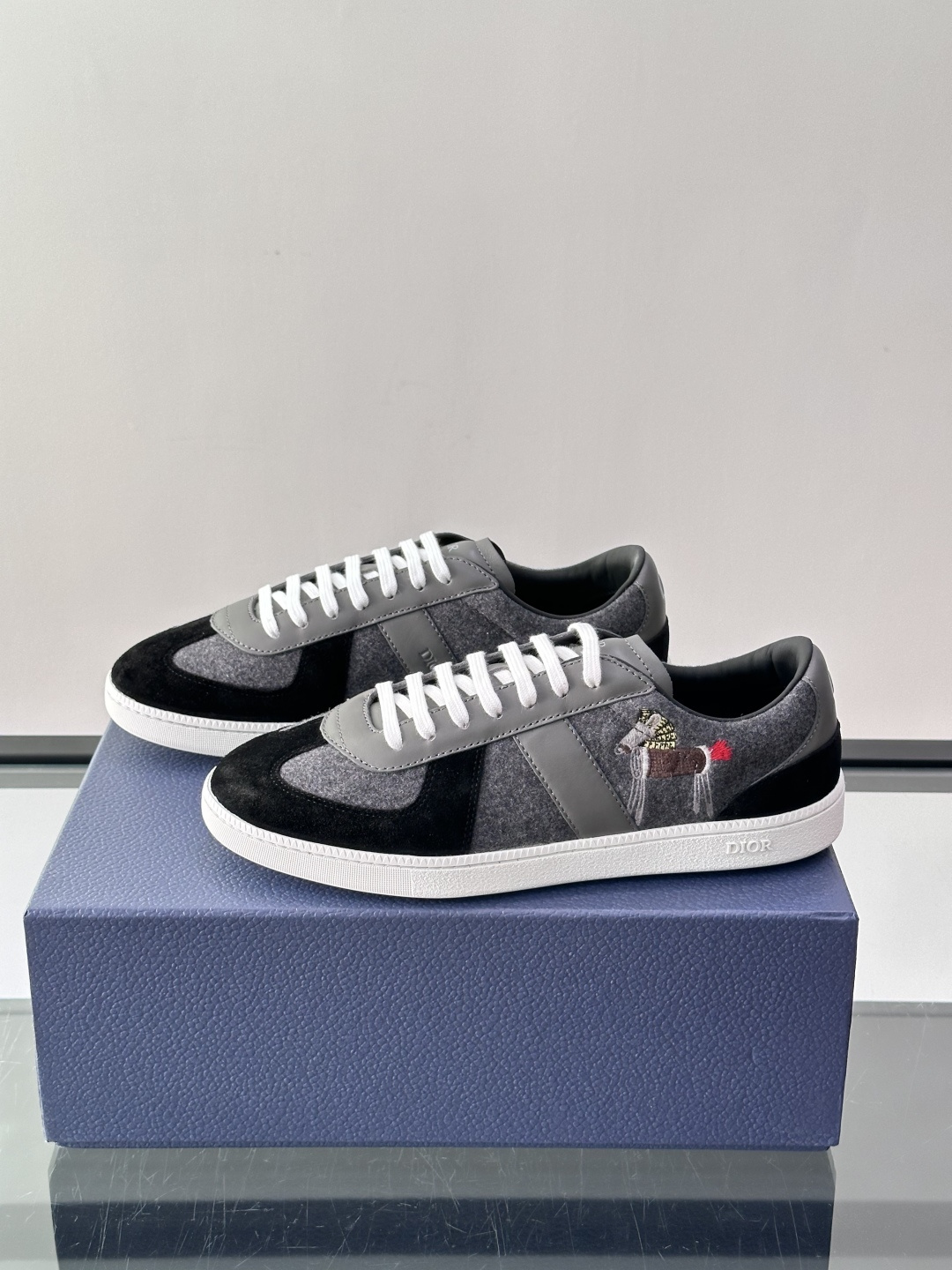 👟Dior Oblique系列运动鞋，麂皮+牛皮拼接，质感细腻又耐用。鞋侧有标志性Oblique刺绣，搭
