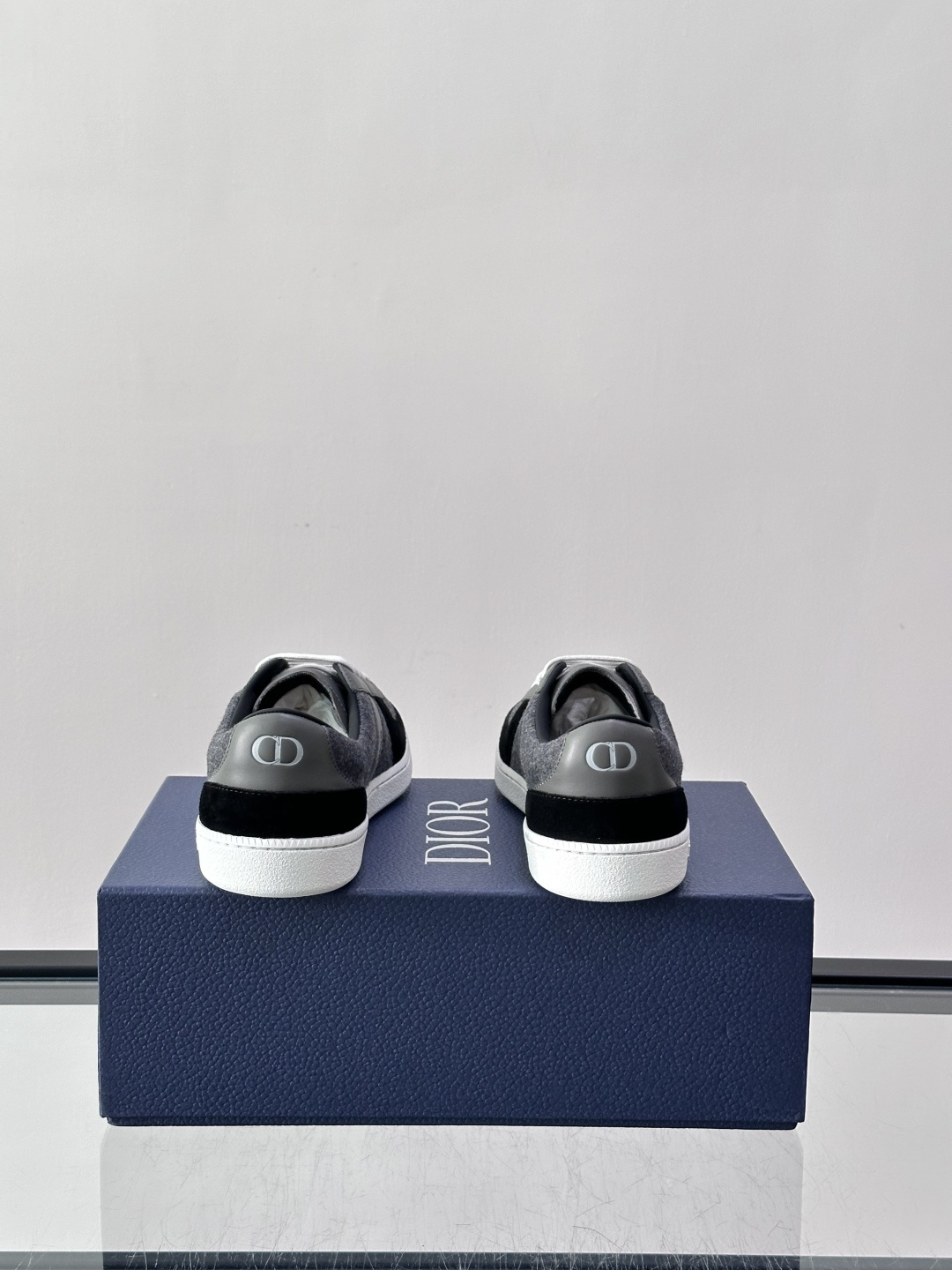 👟Dior Oblique系列运动鞋，麂皮+牛皮拼接，质感细腻又耐用。鞋侧有标志性Oblique刺绣，搭