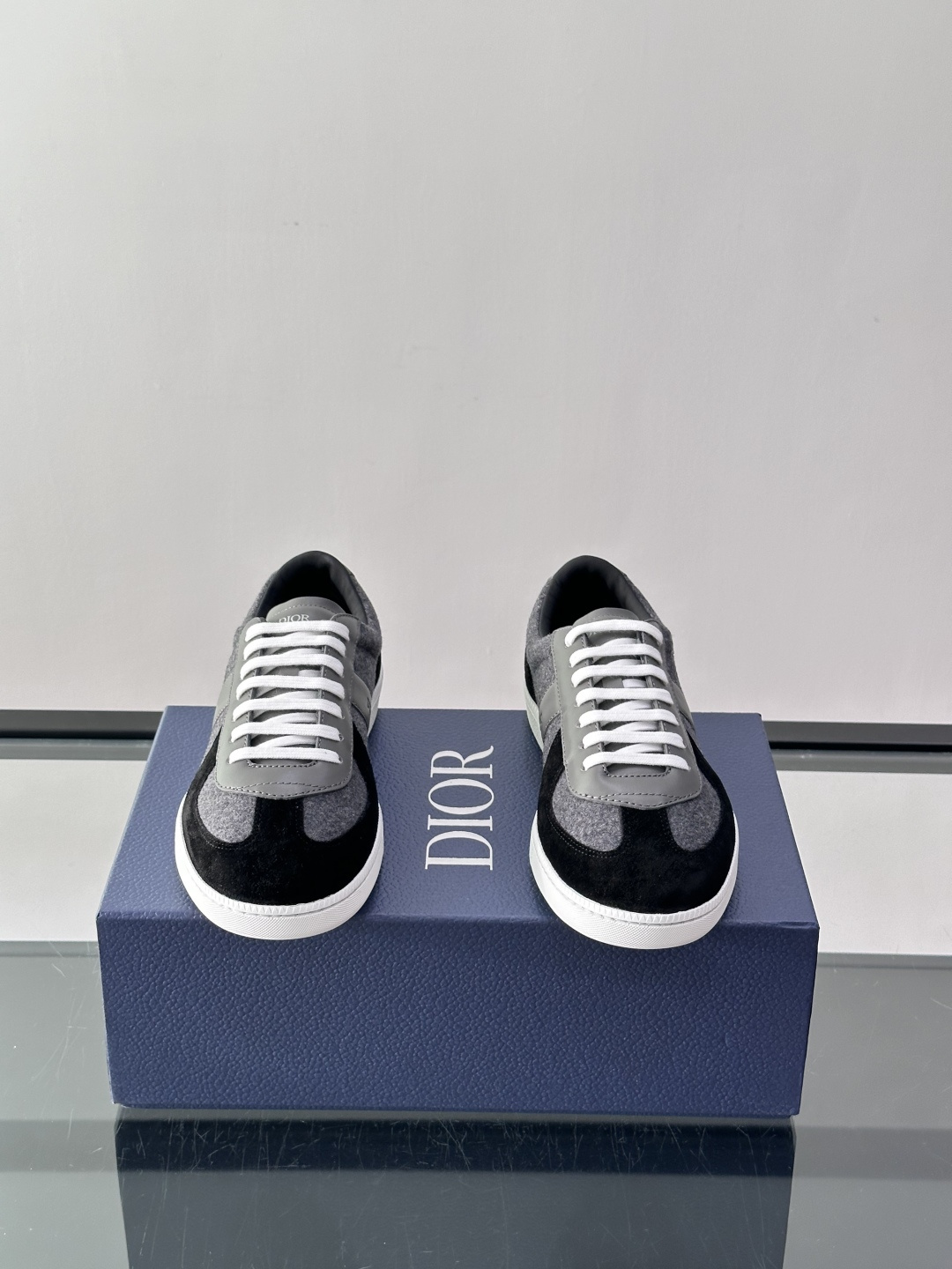 👟Dior Oblique系列运动鞋，麂皮+牛皮拼接，质感细腻又耐用。鞋侧有标志性Oblique刺绣，搭
