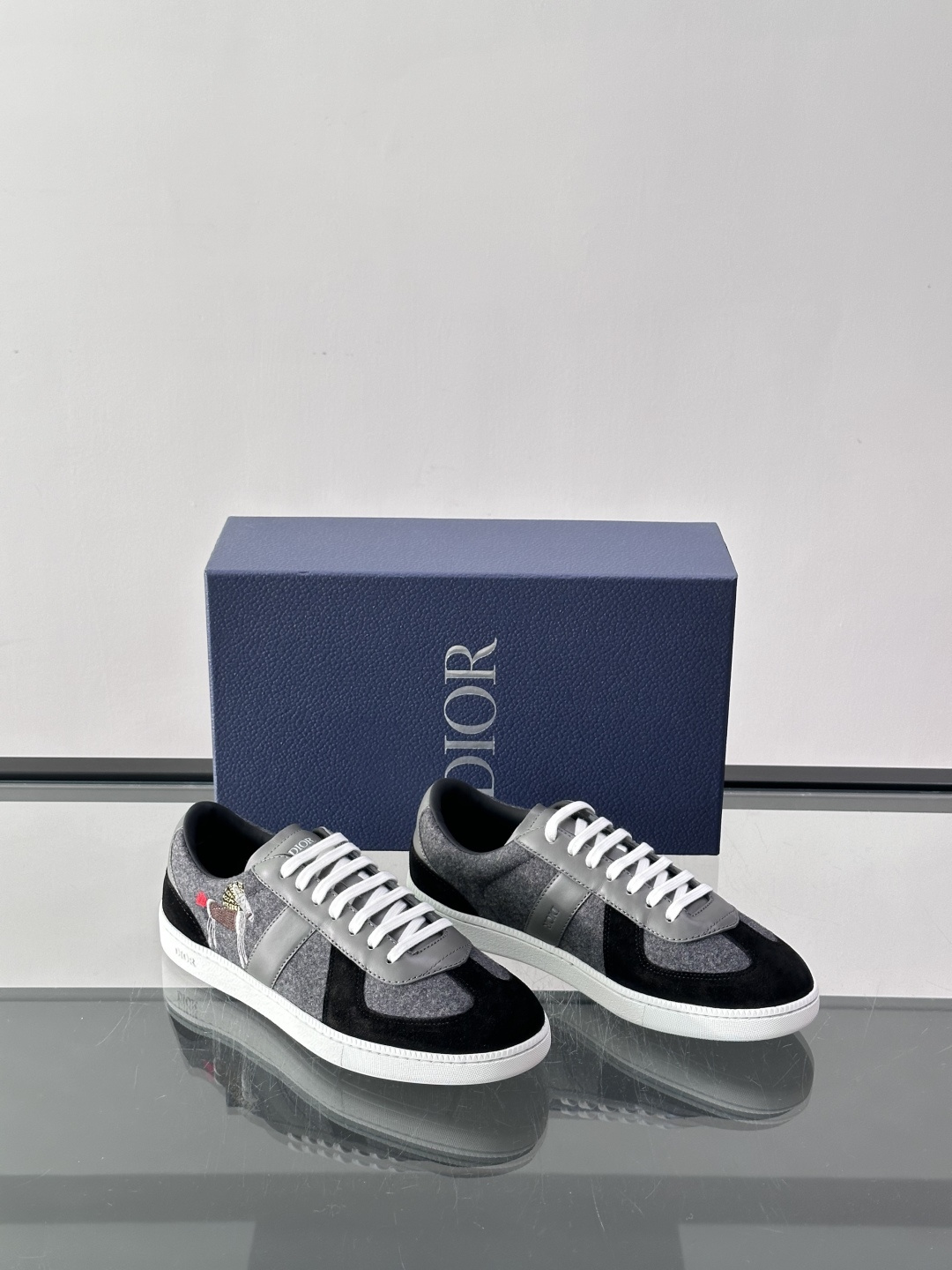 👟Dior Oblique系列运动鞋，麂皮+牛皮拼接，质感细腻又耐用。鞋侧有标志性Oblique刺绣，搭
