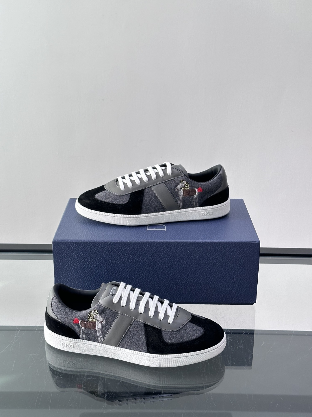 👟Dior Oblique系列运动鞋，麂皮+牛皮拼接，质感细腻又耐用。鞋侧有标志性Oblique刺绣，搭