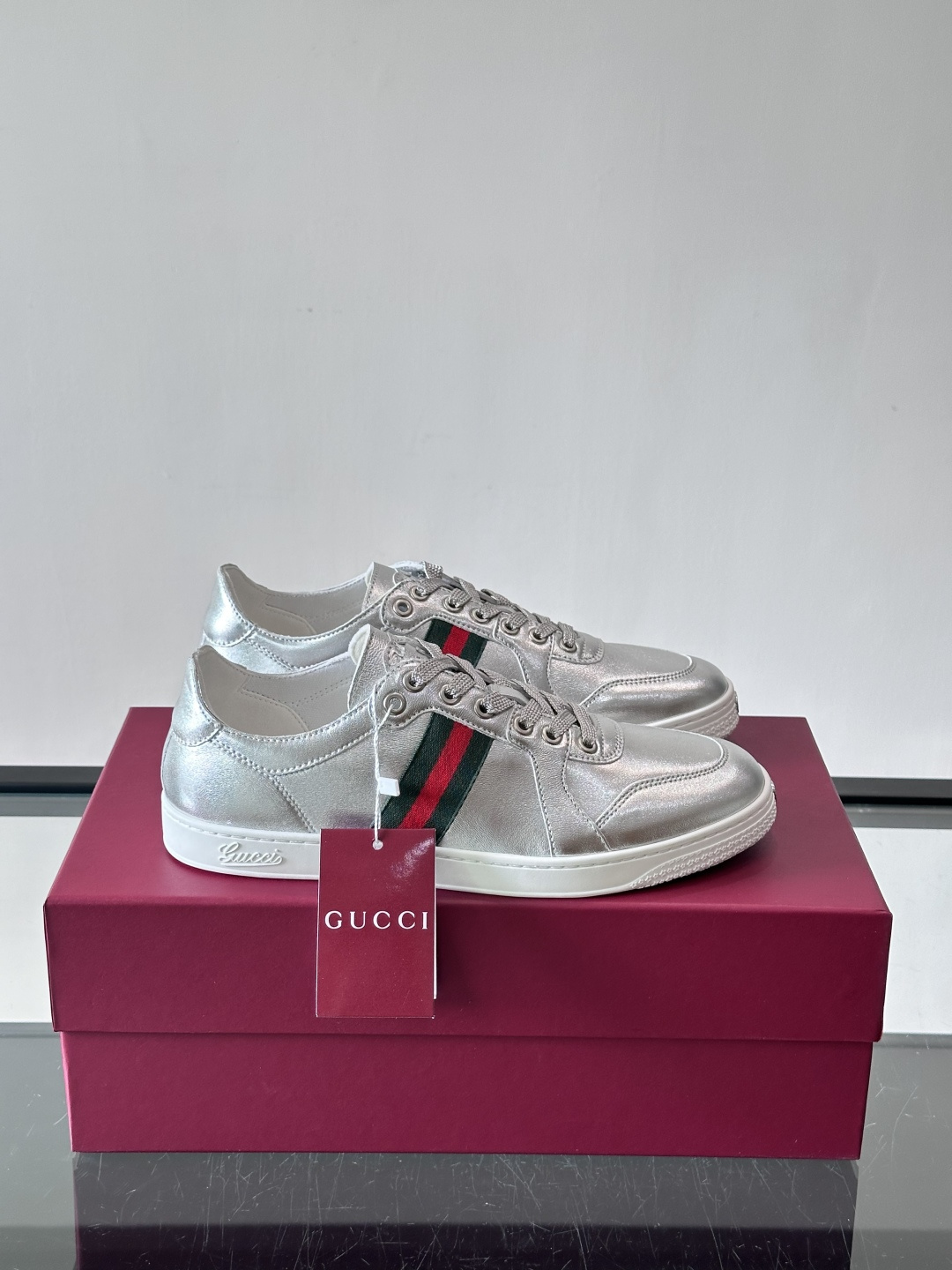Gucci复古运动鞋，采用金属光泽小羊皮，质感细腻又时髦。侧面红绿织带，品牌辨识度满分！低帮设计+白色橡
