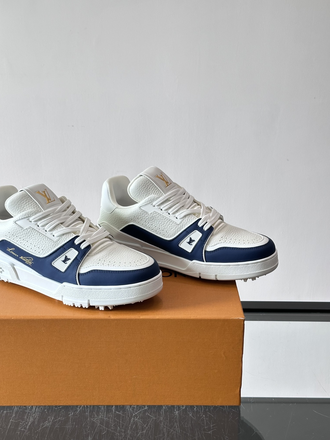 驴家 新配色 trainer运动鞋，本款 LV Trainer 运动鞋取材柔软粒面小牛皮，呈现纯净色调，